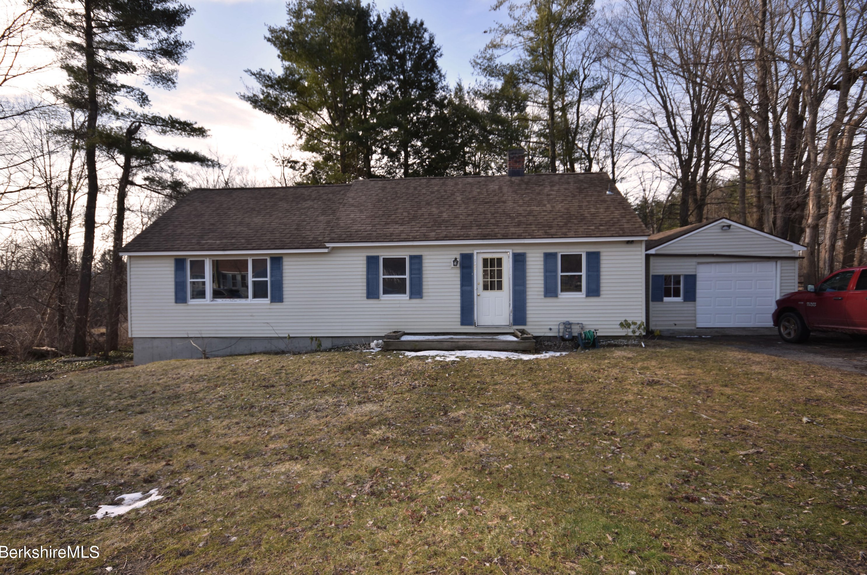 187 Lakeway Dr, Pittsfield, MA