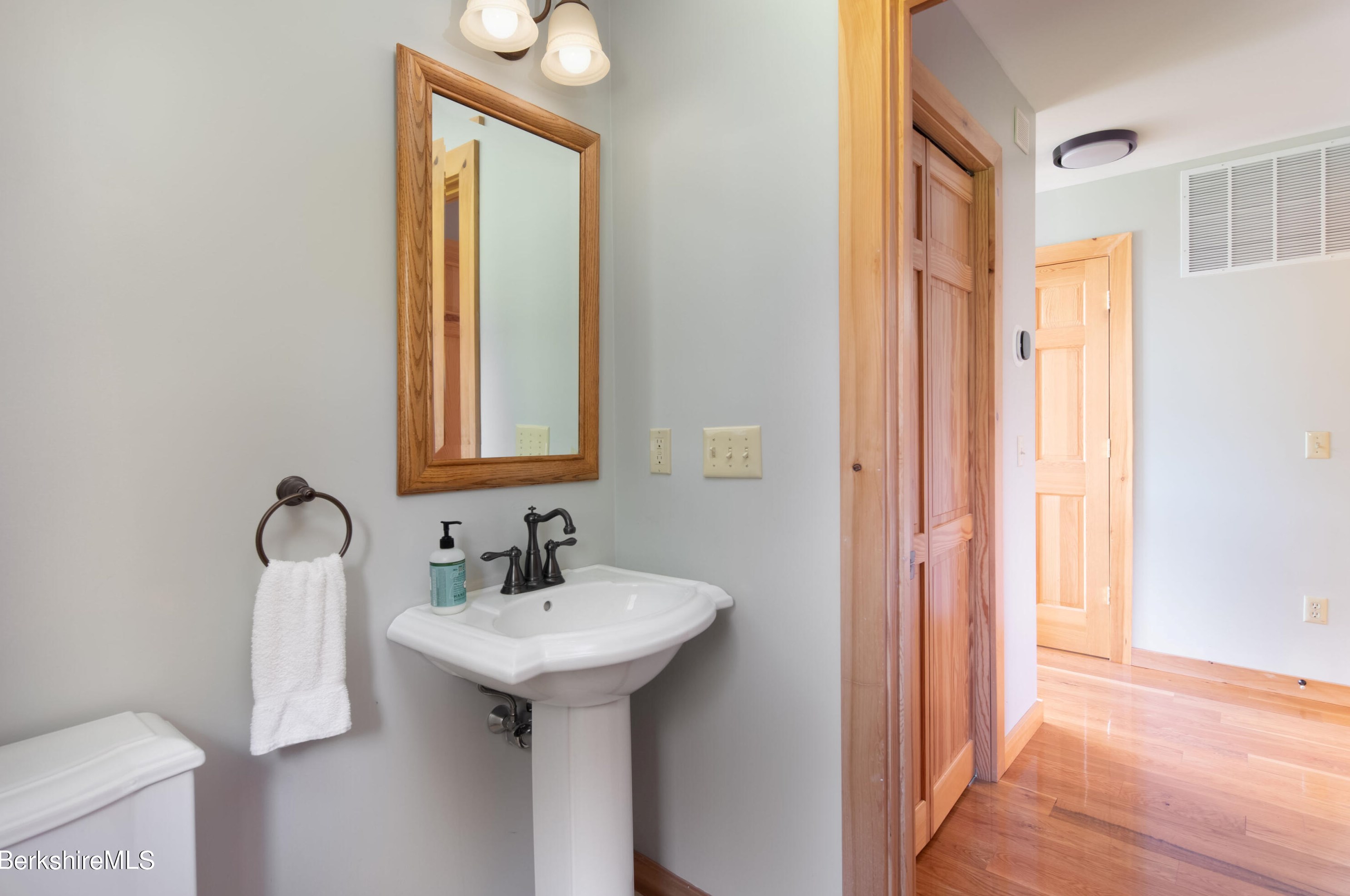 18 Castle Ln, Alford MA 01230-1027 exterior