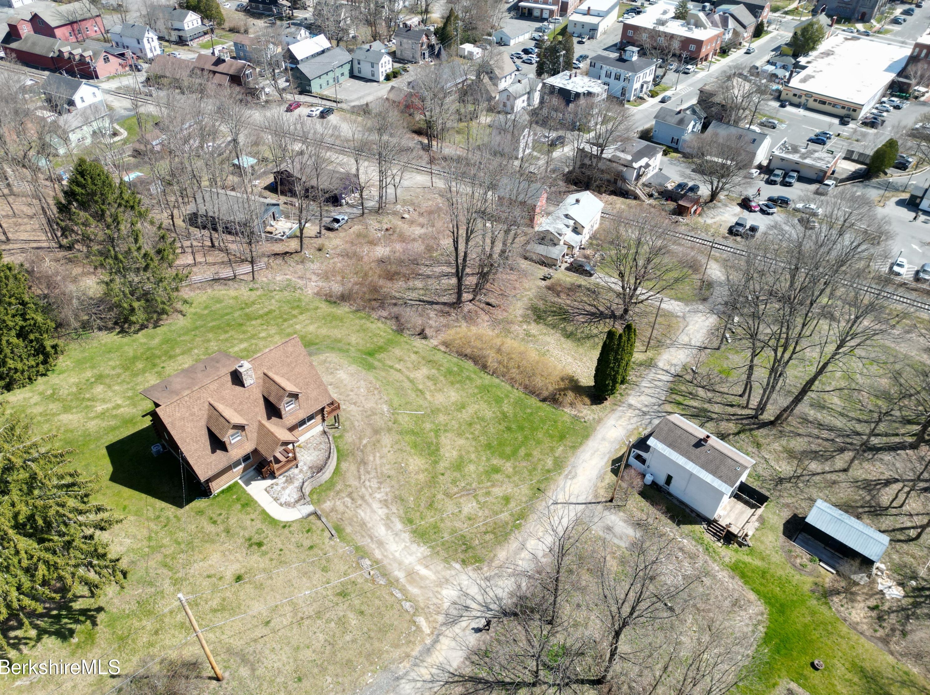 18 Castle Ln, Alford MA 01230-1027 exterior