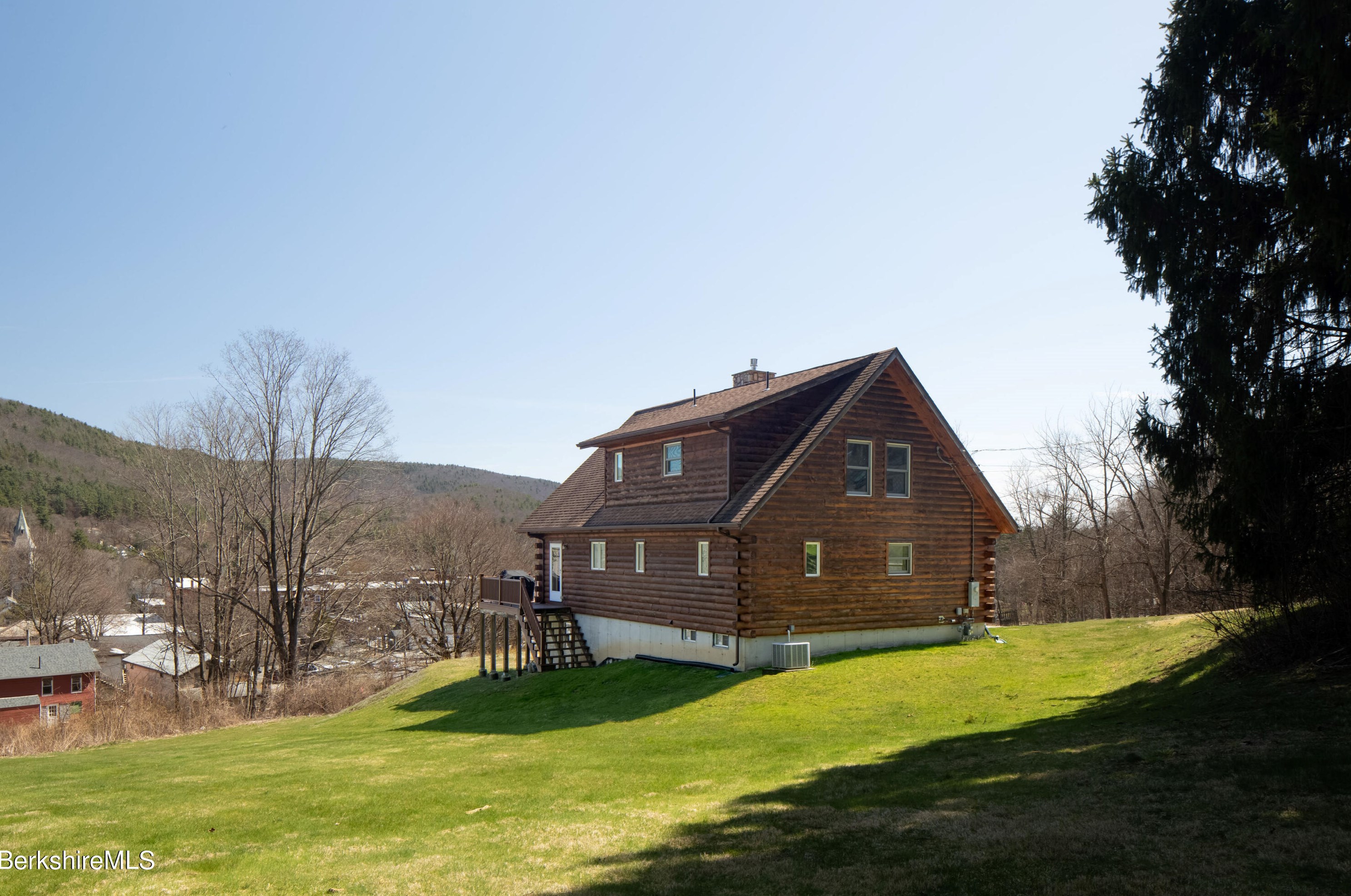 18 Castle Ln, Alford MA 01230-1027 exterior