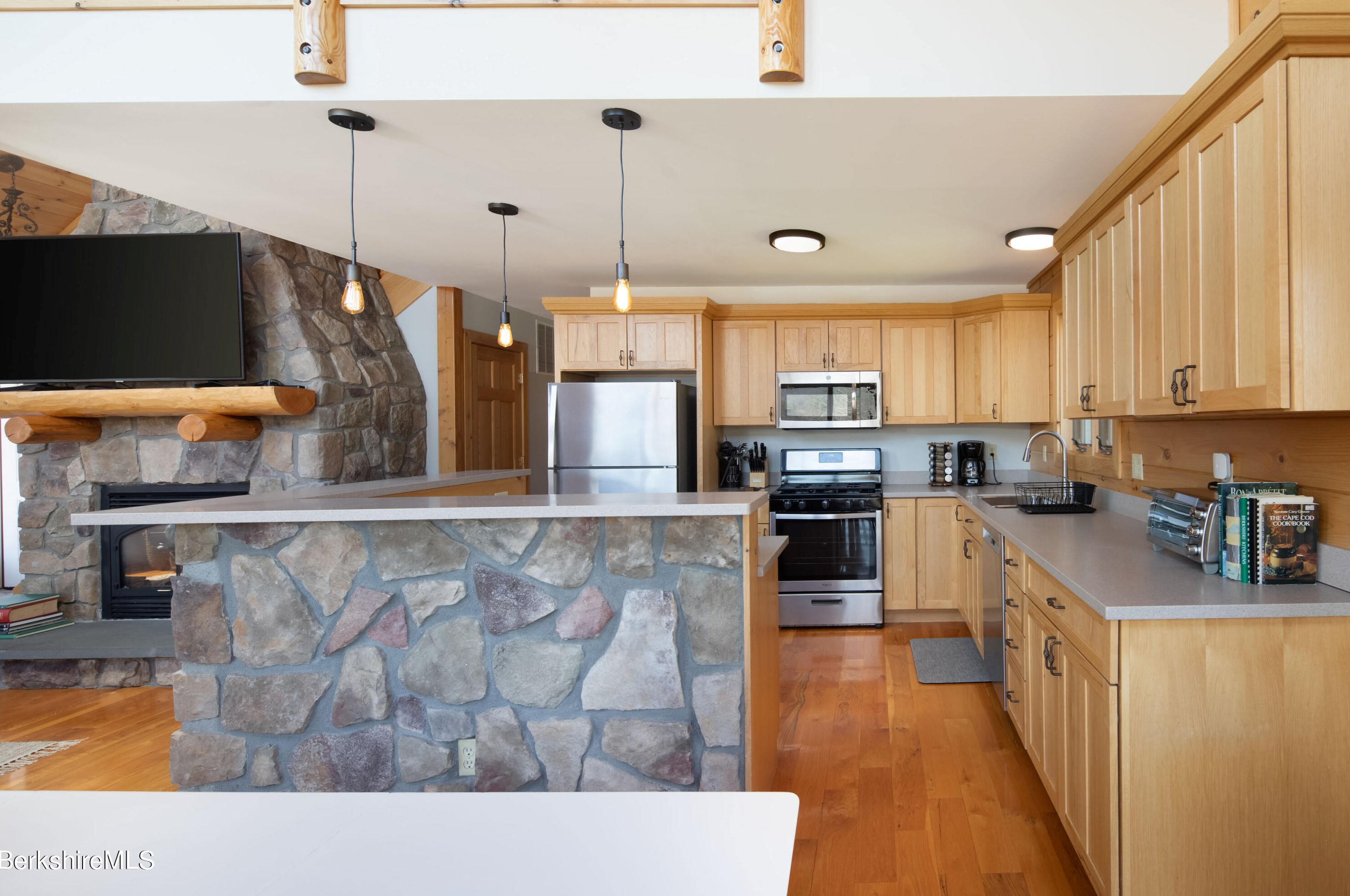 18 Castle Ln, Alford MA 01230-1027 exterior