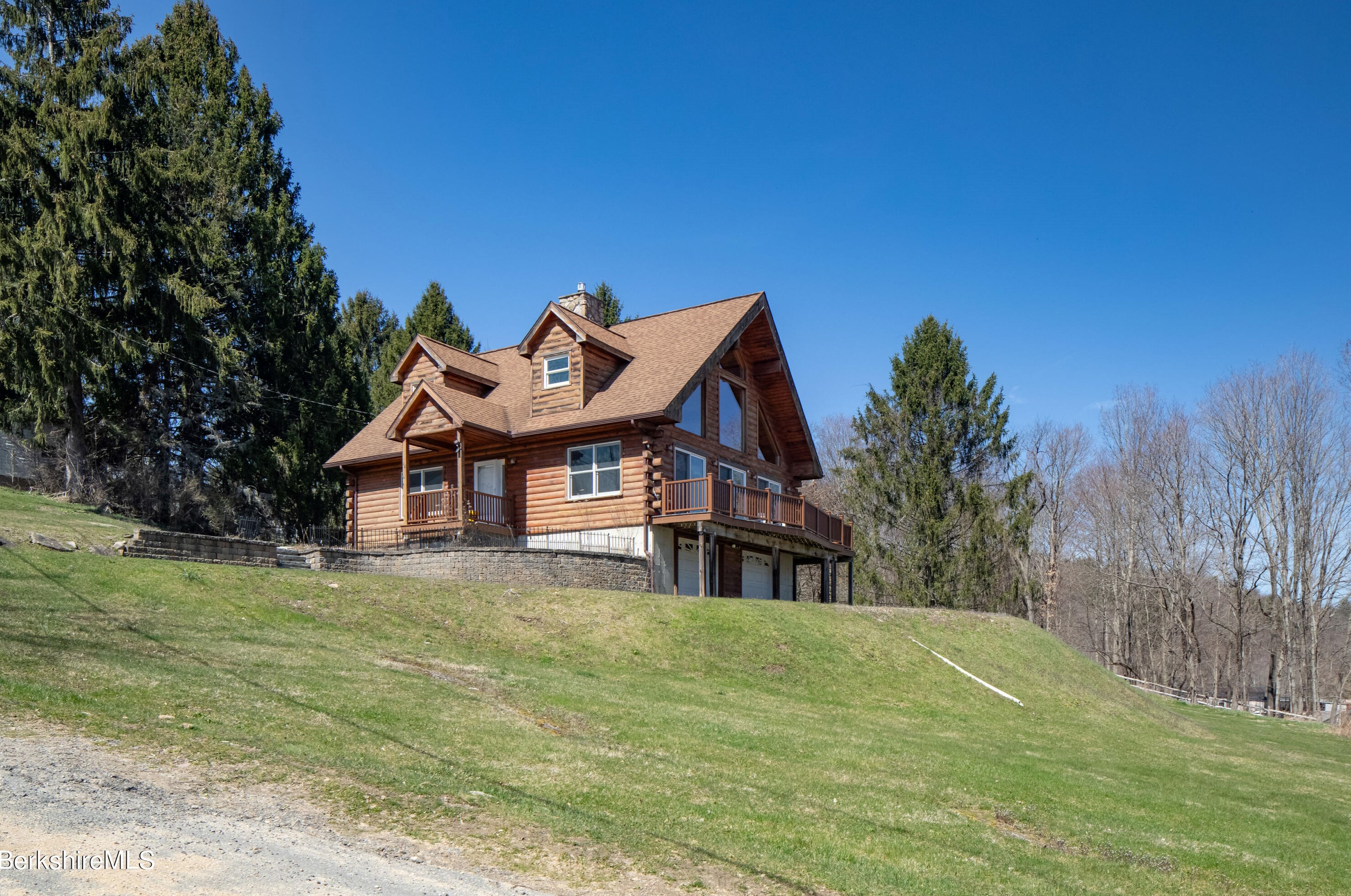 18 Castle Ln, Alford MA 01230-1027 exterior