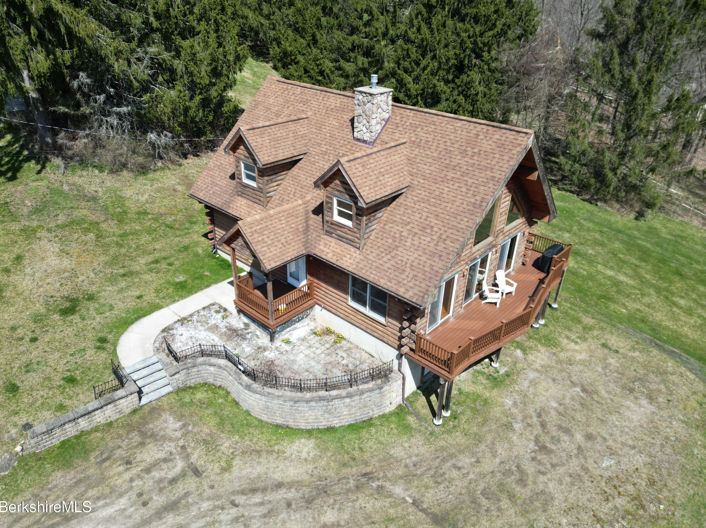 18 Castle Ln, Alford MA 01230-1027 exterior