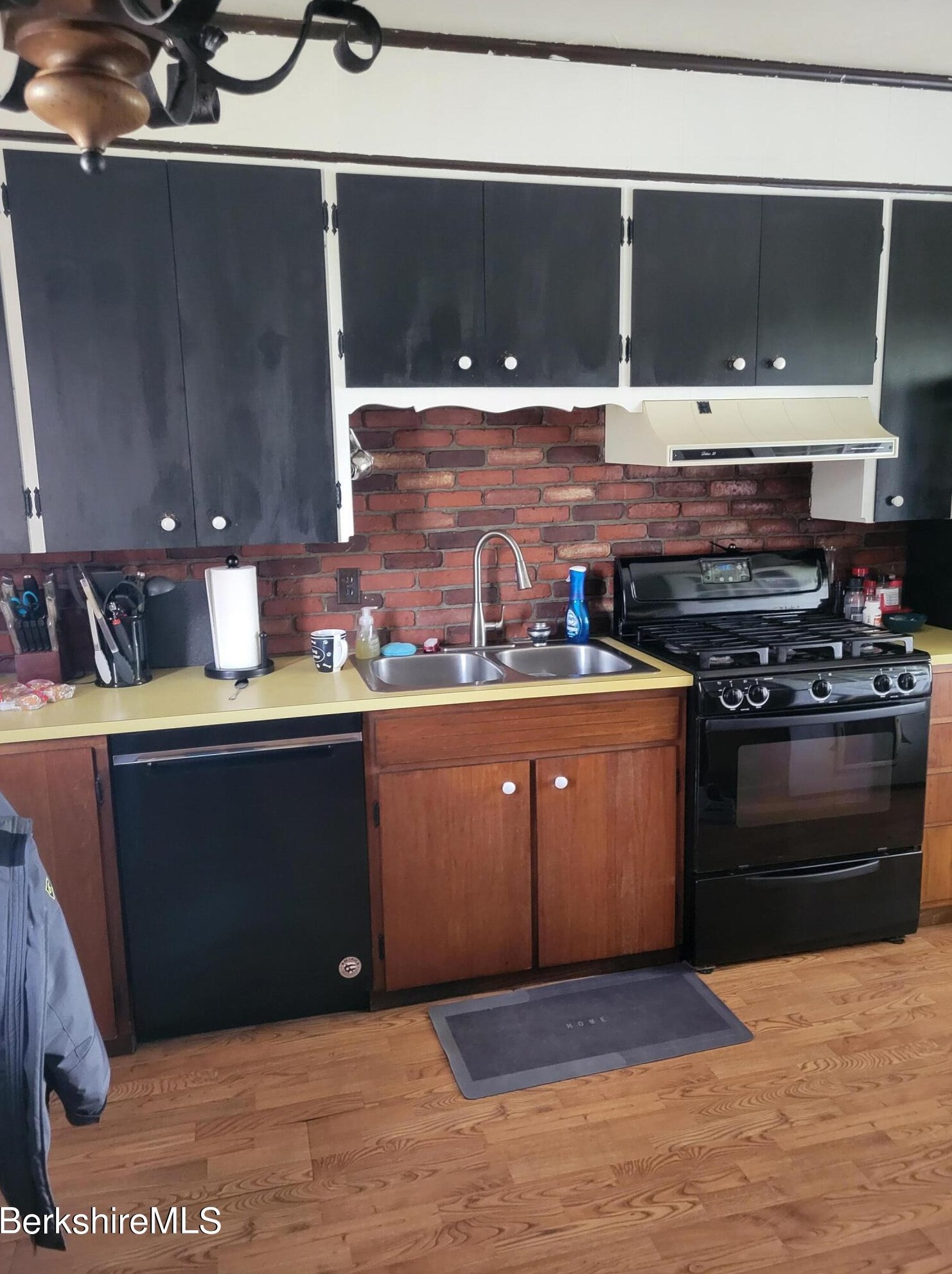 99 Dean St, Cheshire, MA 01225