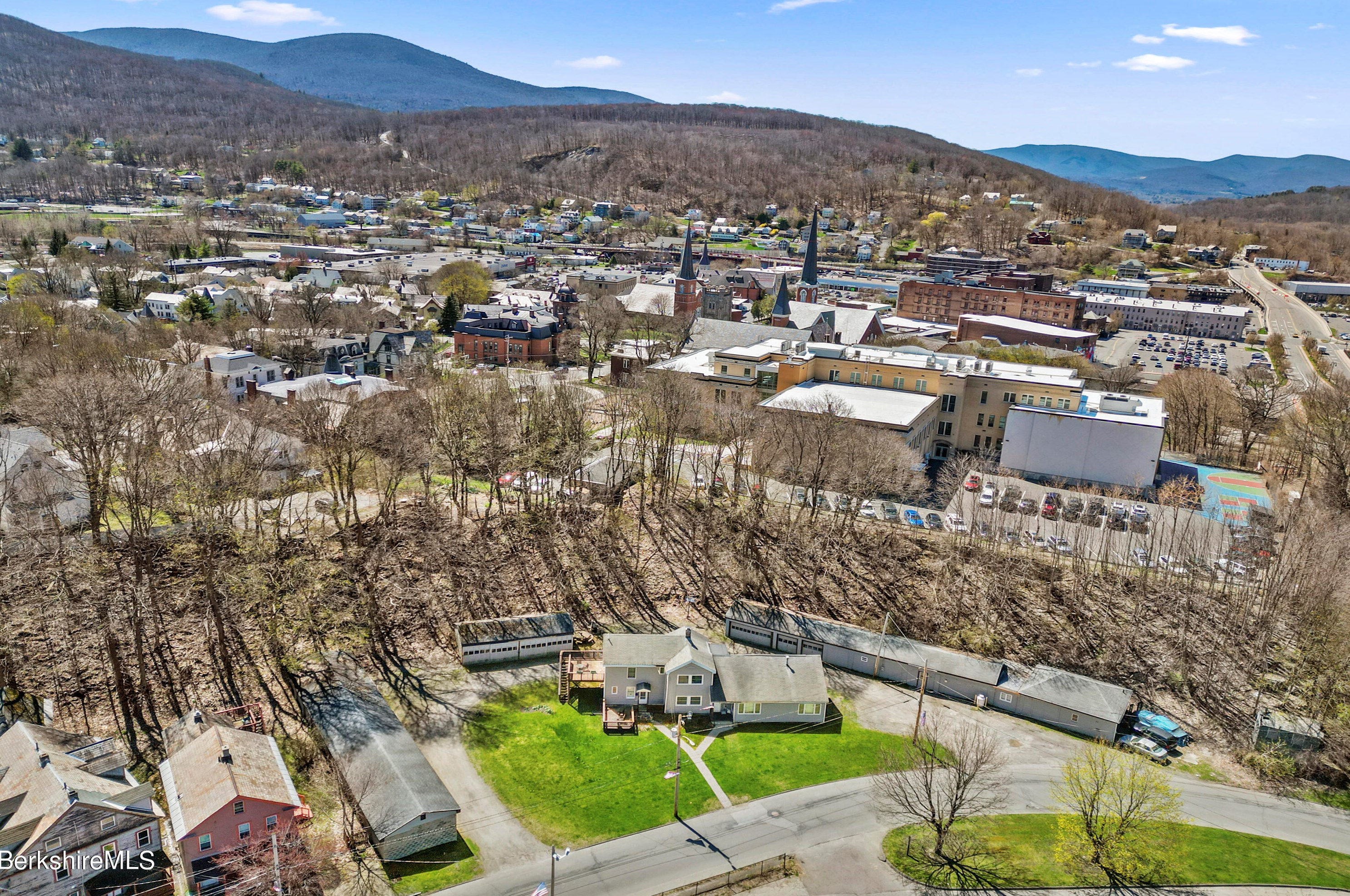 35 Willow Dell, North-Adams, MA 01247 exterior
