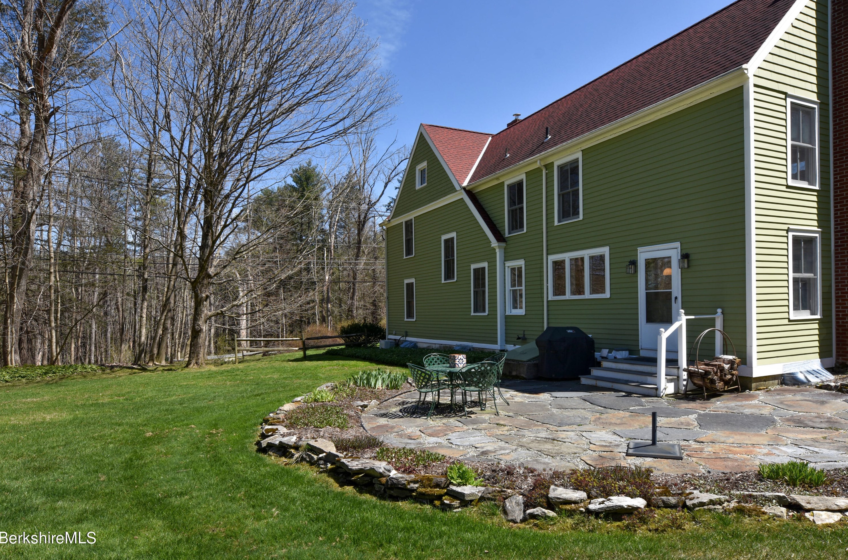 361 St, Lenox MA 01240-2235 exterior