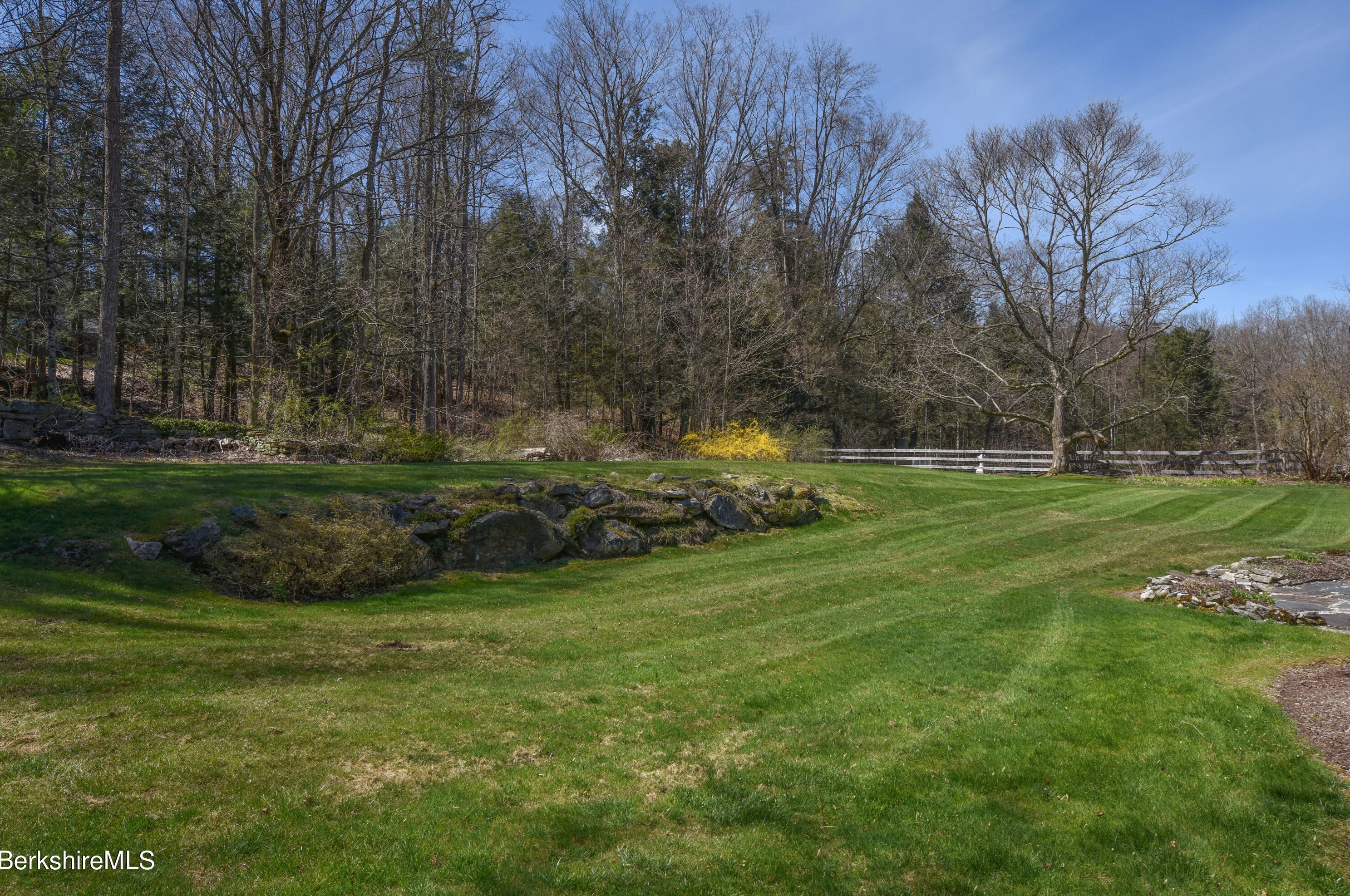 361 St, Lenox MA 01240-2235 exterior