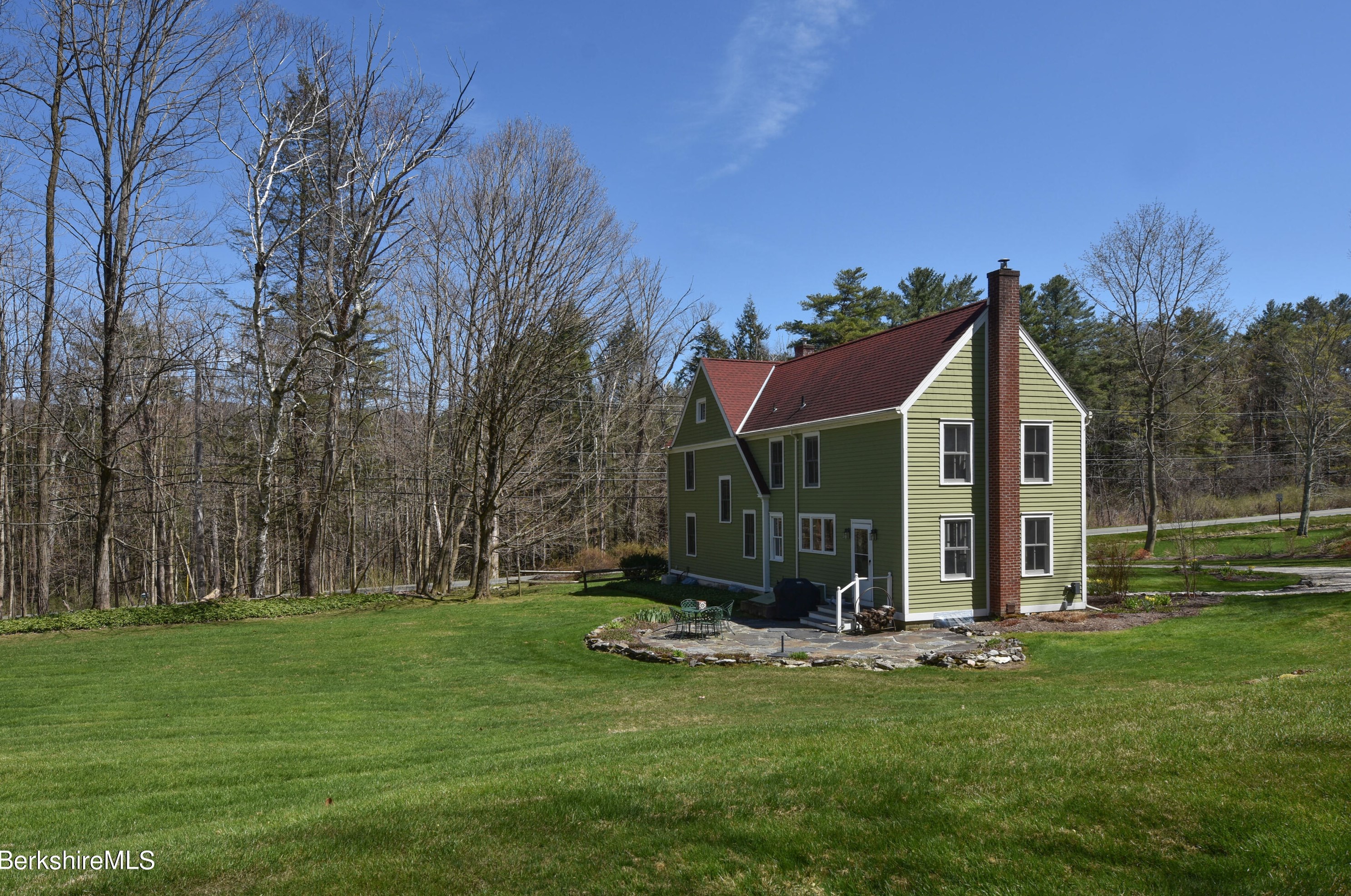 361 St, Lenox MA 01240-2235 exterior