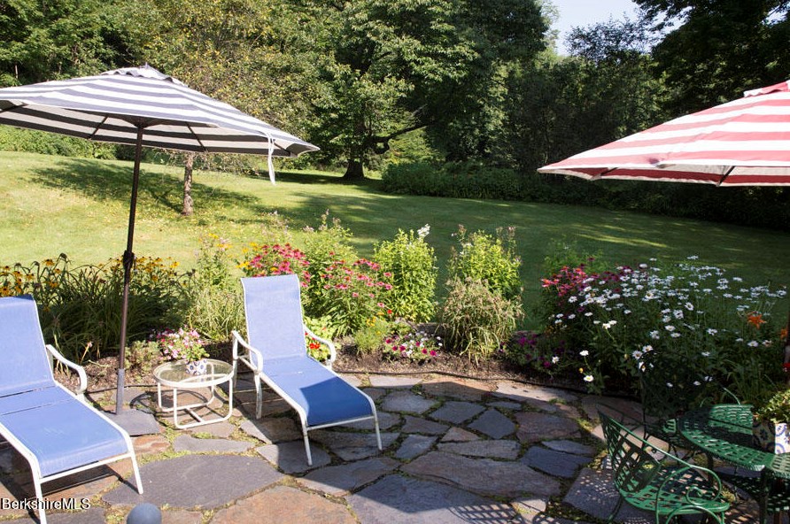 361 St, Lenox MA 01240-2235 exterior