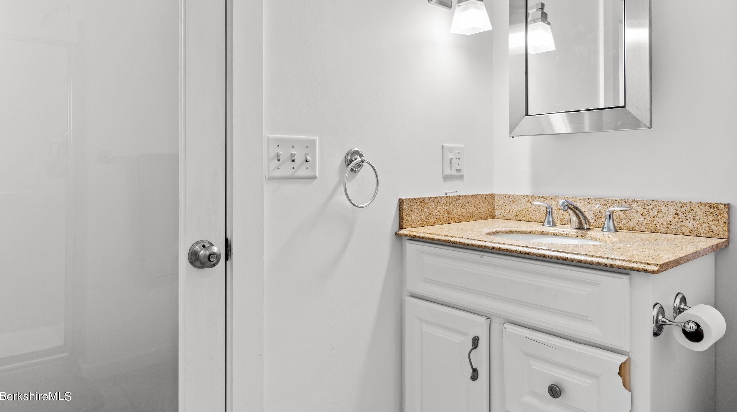 9 Round Hl Rd, Alford MA 01230-1557 exterior