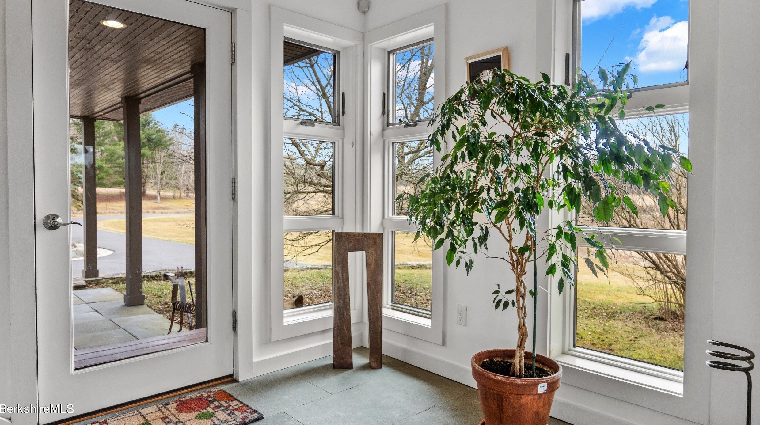 9 Round Hl Rd, Alford MA 01230-1557 exterior