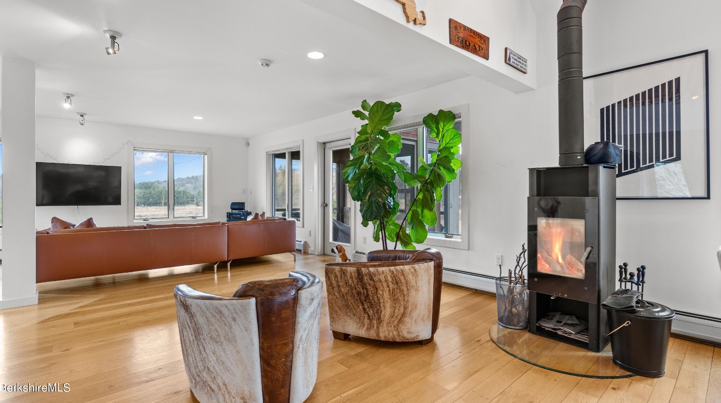 9 Round Hl Rd, Alford MA 01230-1557 exterior