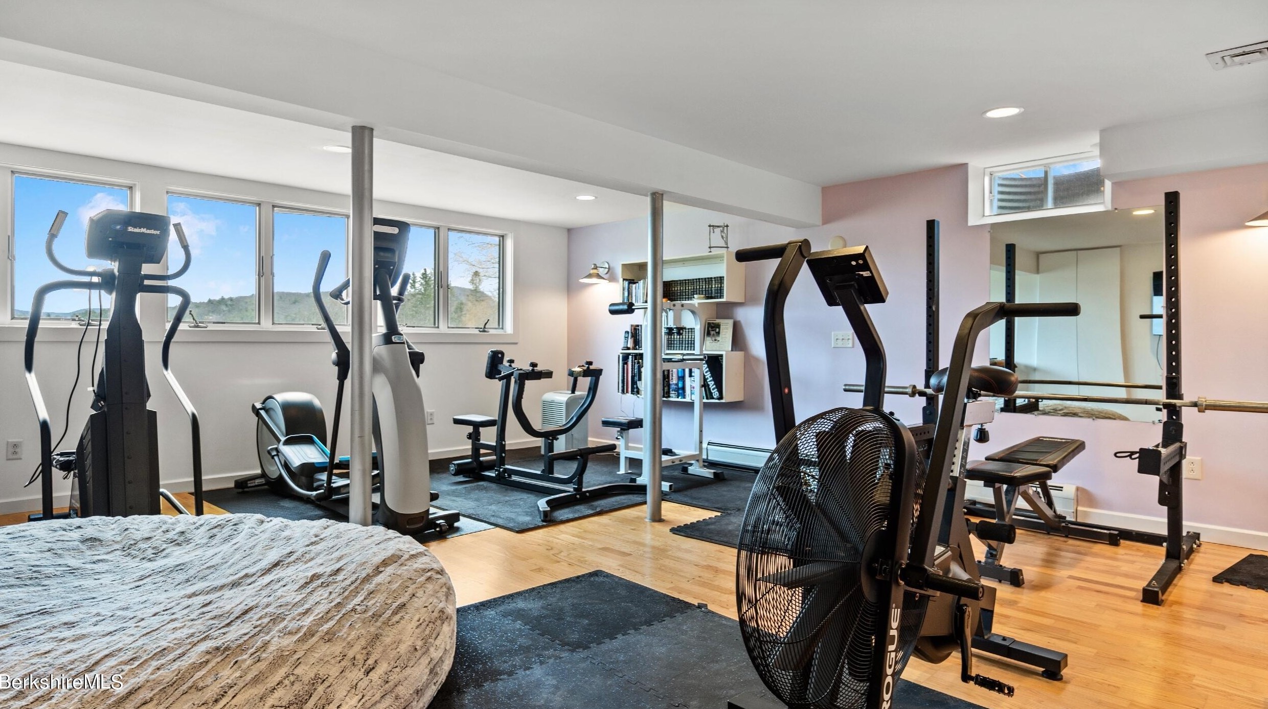 9 Round Hl Rd, Alford MA 01230-1557 exterior