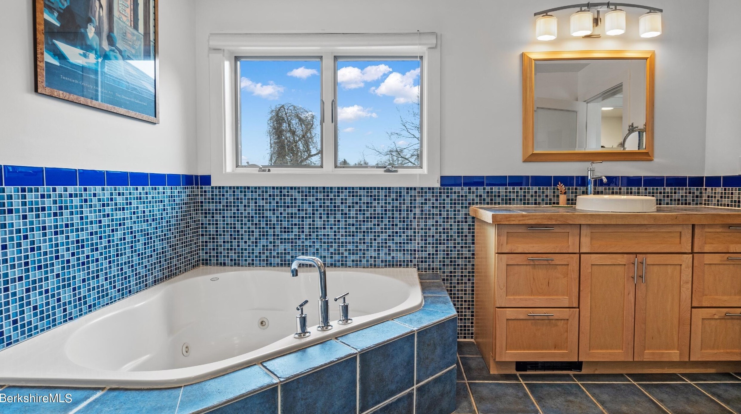 9 Round Hl Rd, Alford MA 01230-1557 exterior