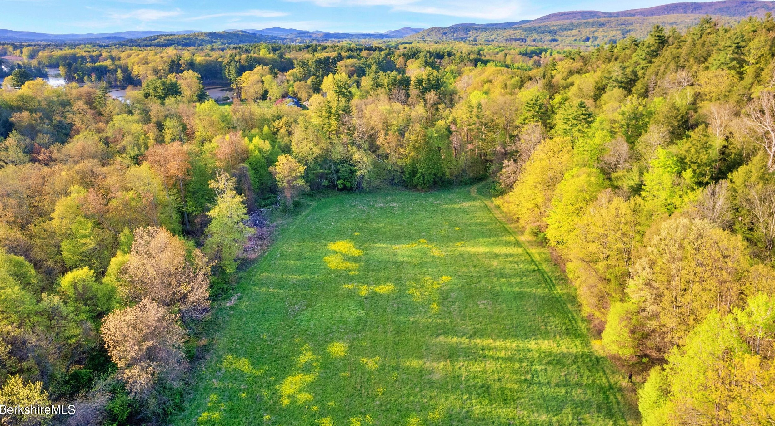 49 Bow Wow Rd, Sheffield MA 01257-9609 exterior