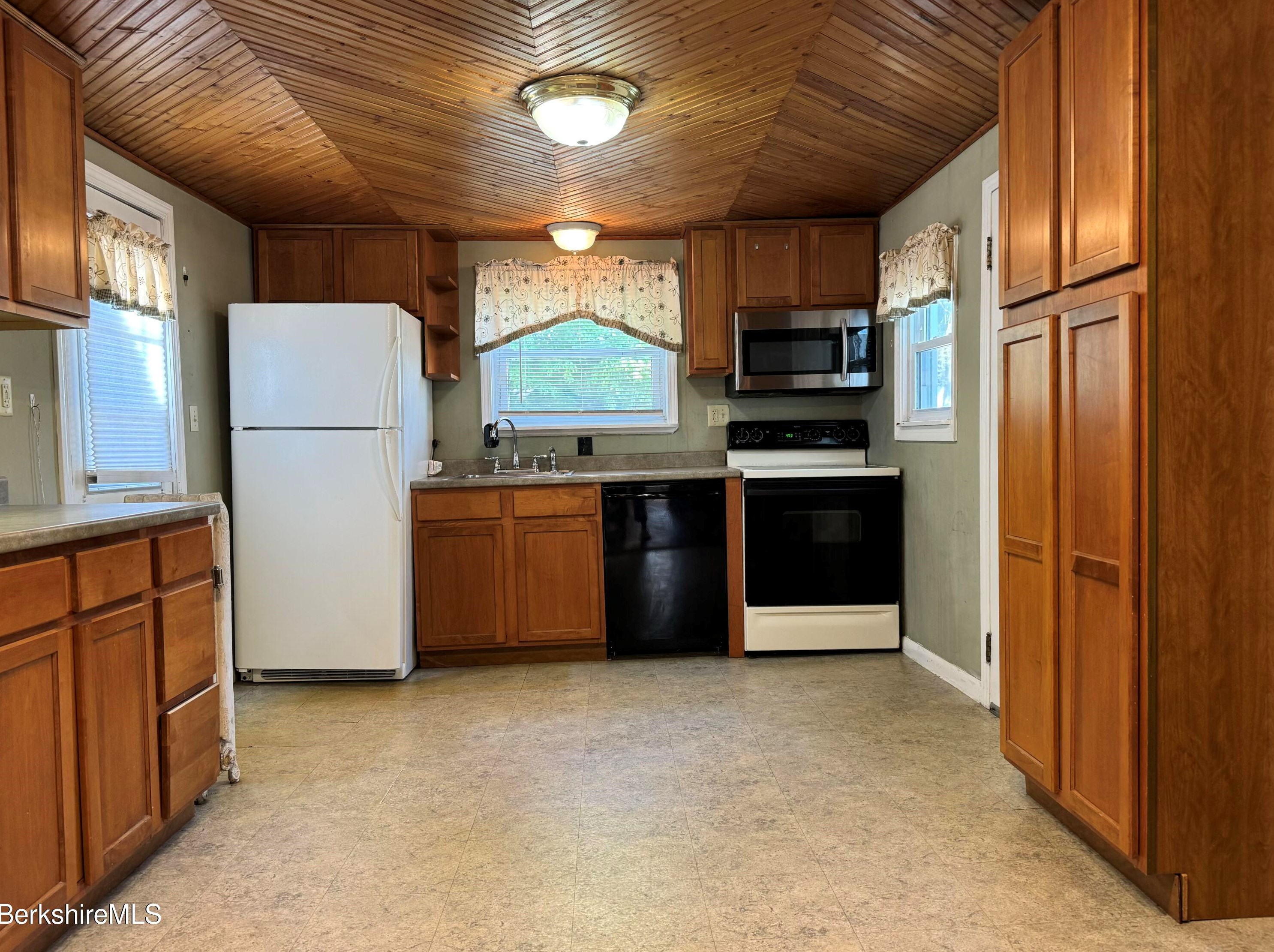 367 Elm St, Pittsfield MA 01201-6545 exterior