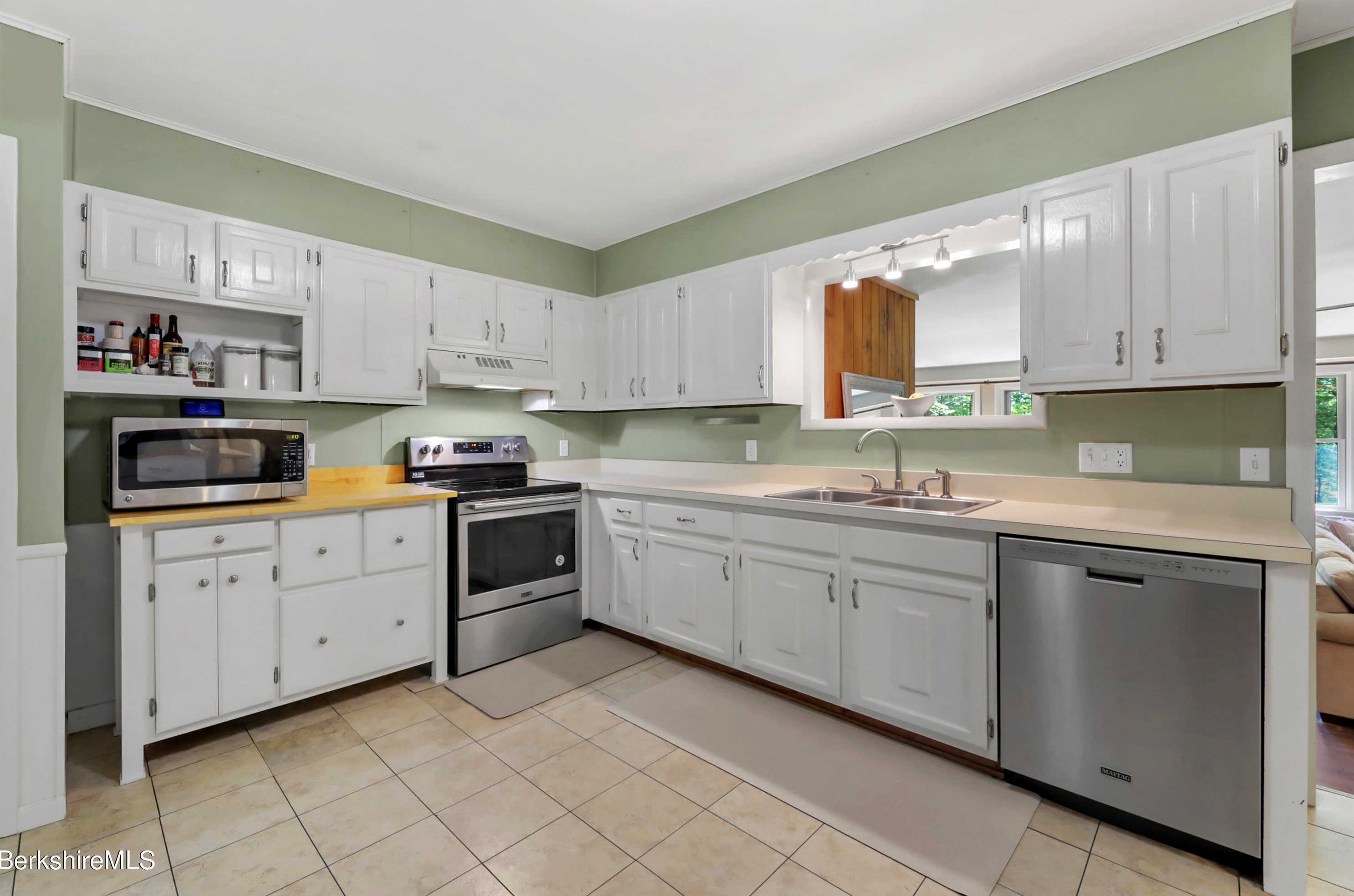 92 Hubbard St, Lenox MA 01240-2329 exterior