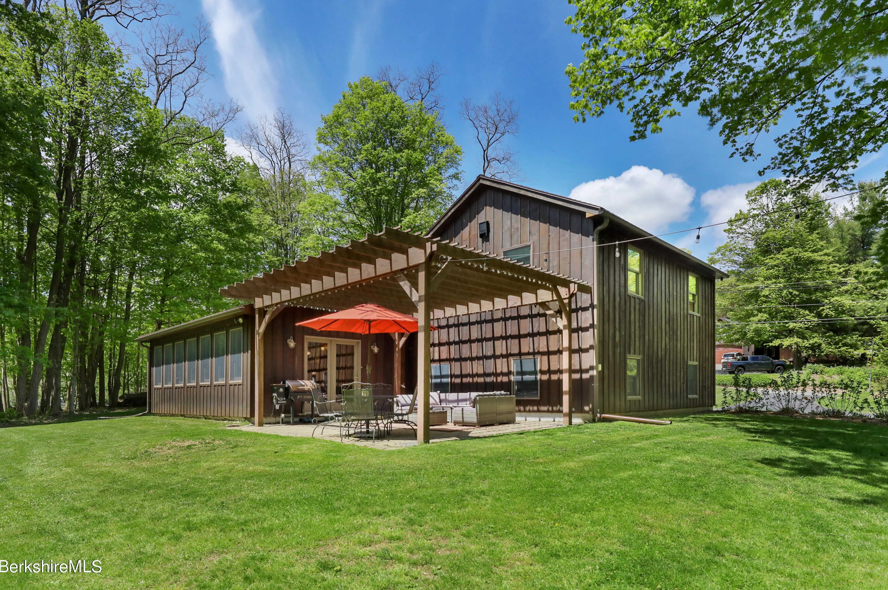 92 Hubbard St, Lenox MA 01240-2329 exterior