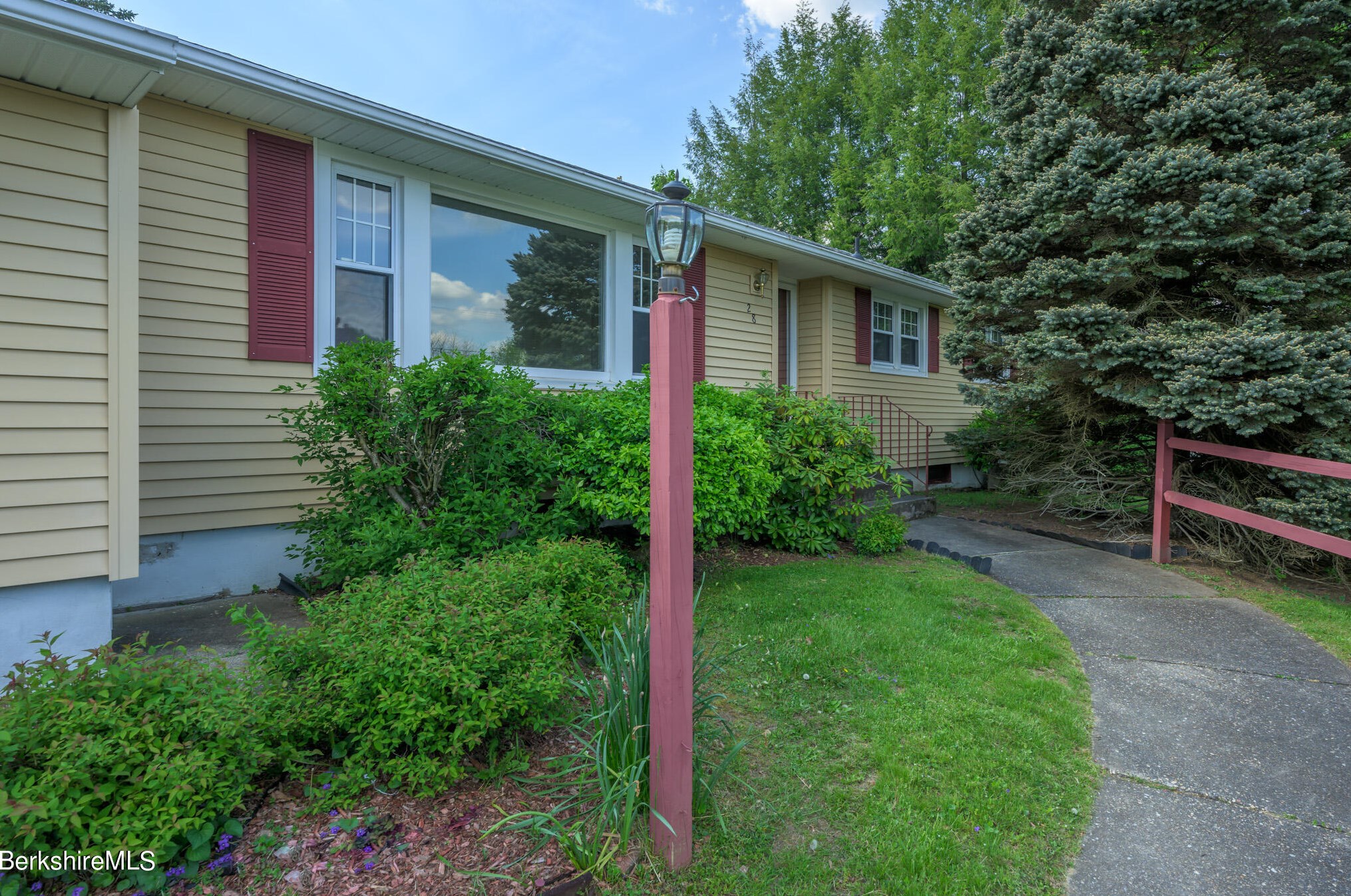 28 Darlene Ave, Pittsfield, MA 01201-7244