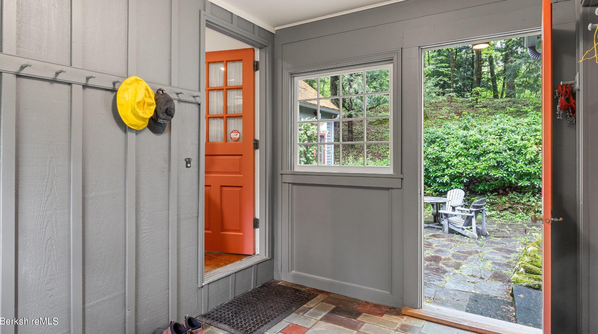 35 Edgewood Dr, Lenox MA  01240-2118 exterior