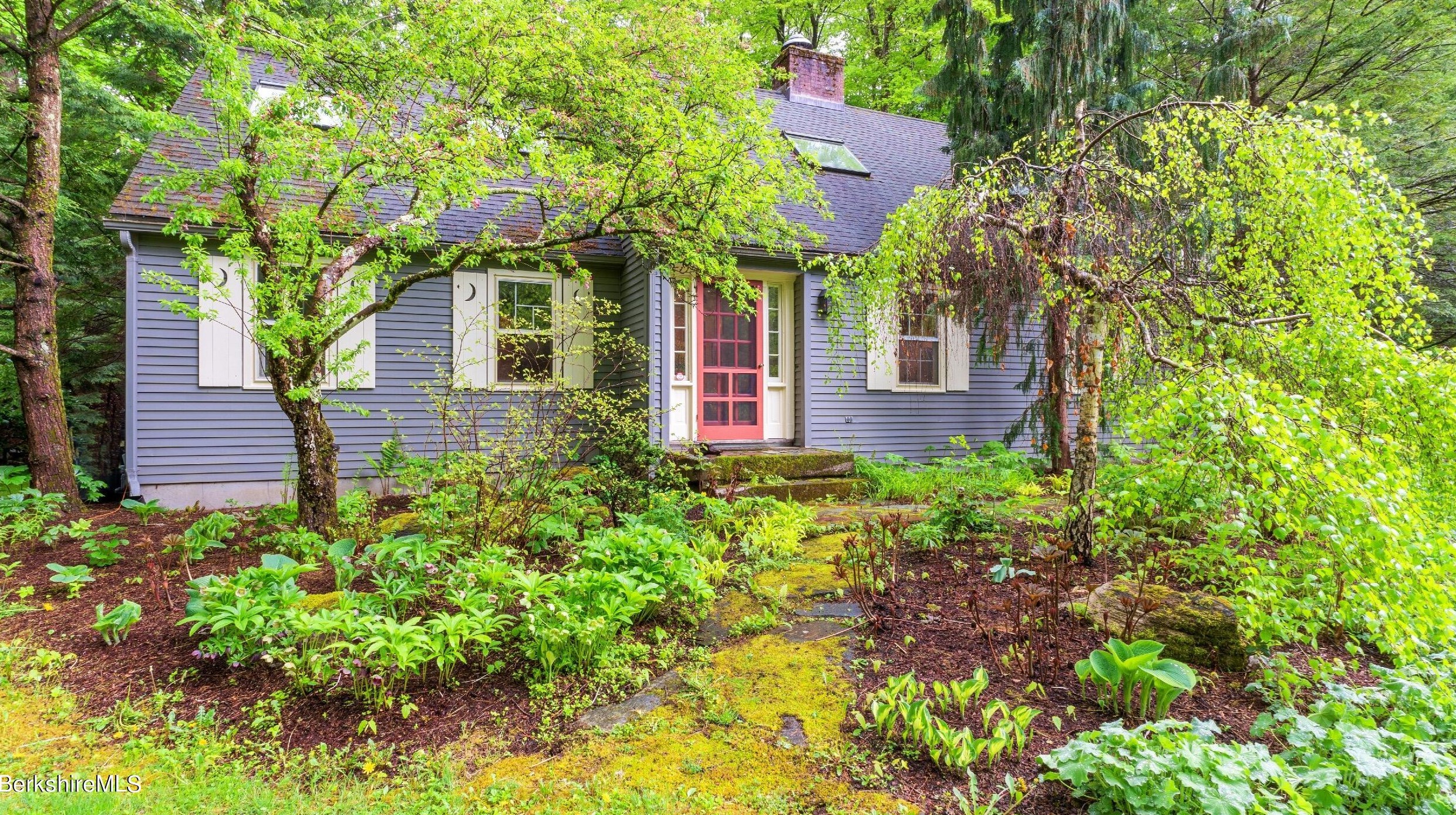 35 Edgewood Dr, Lenox, MA 01240-2101