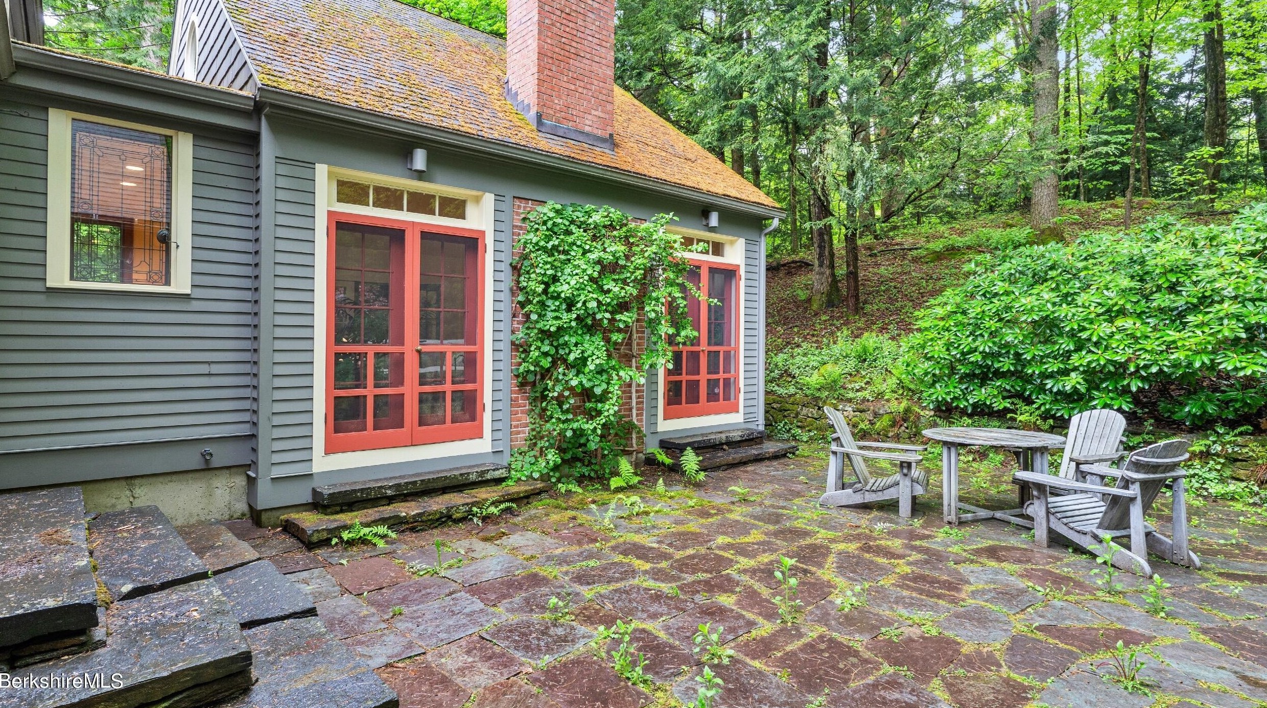 35 Edgewood Dr, Lenox MA  01240-2118 exterior