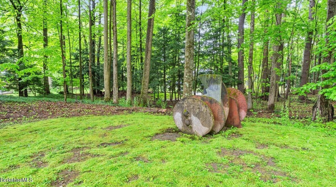 35 Edgewood Dr, Lenox MA  01240-2118 exterior