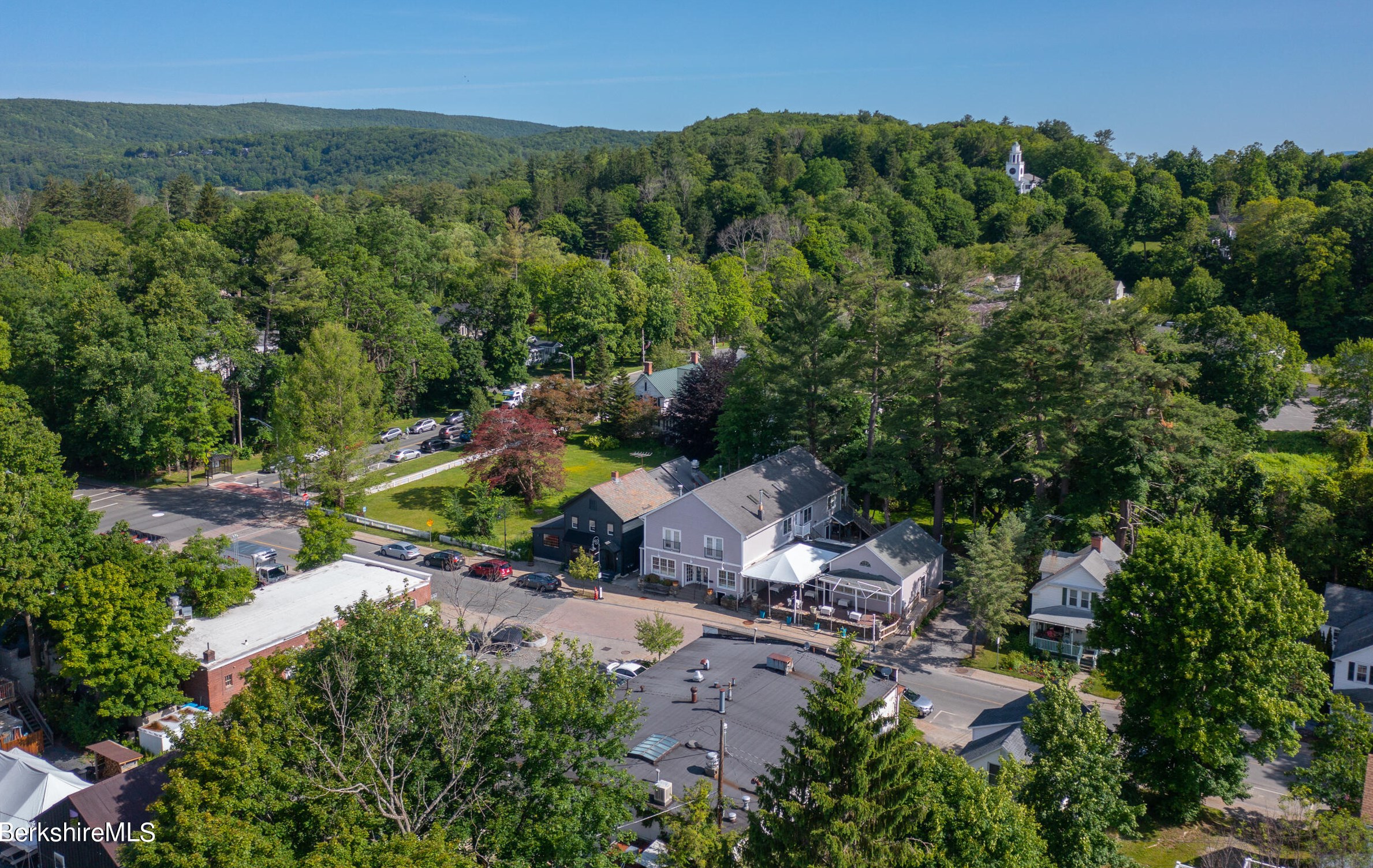 15 Franklin St, Lenox MA 01240-2304 exterior