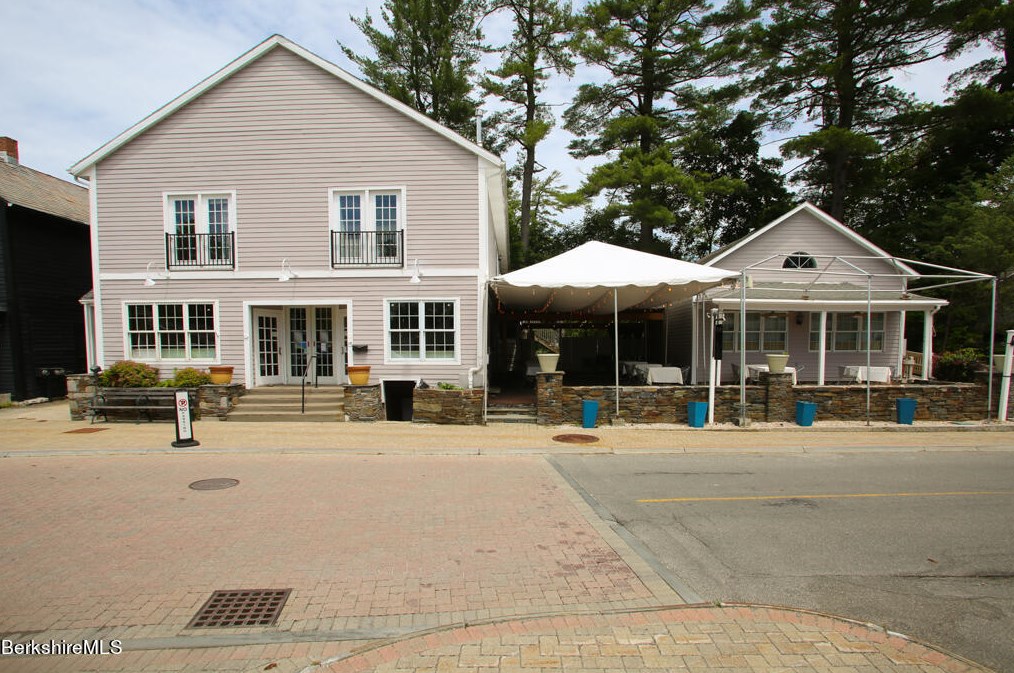 15 Franklin St, Lenox MA 01240-2304 exterior