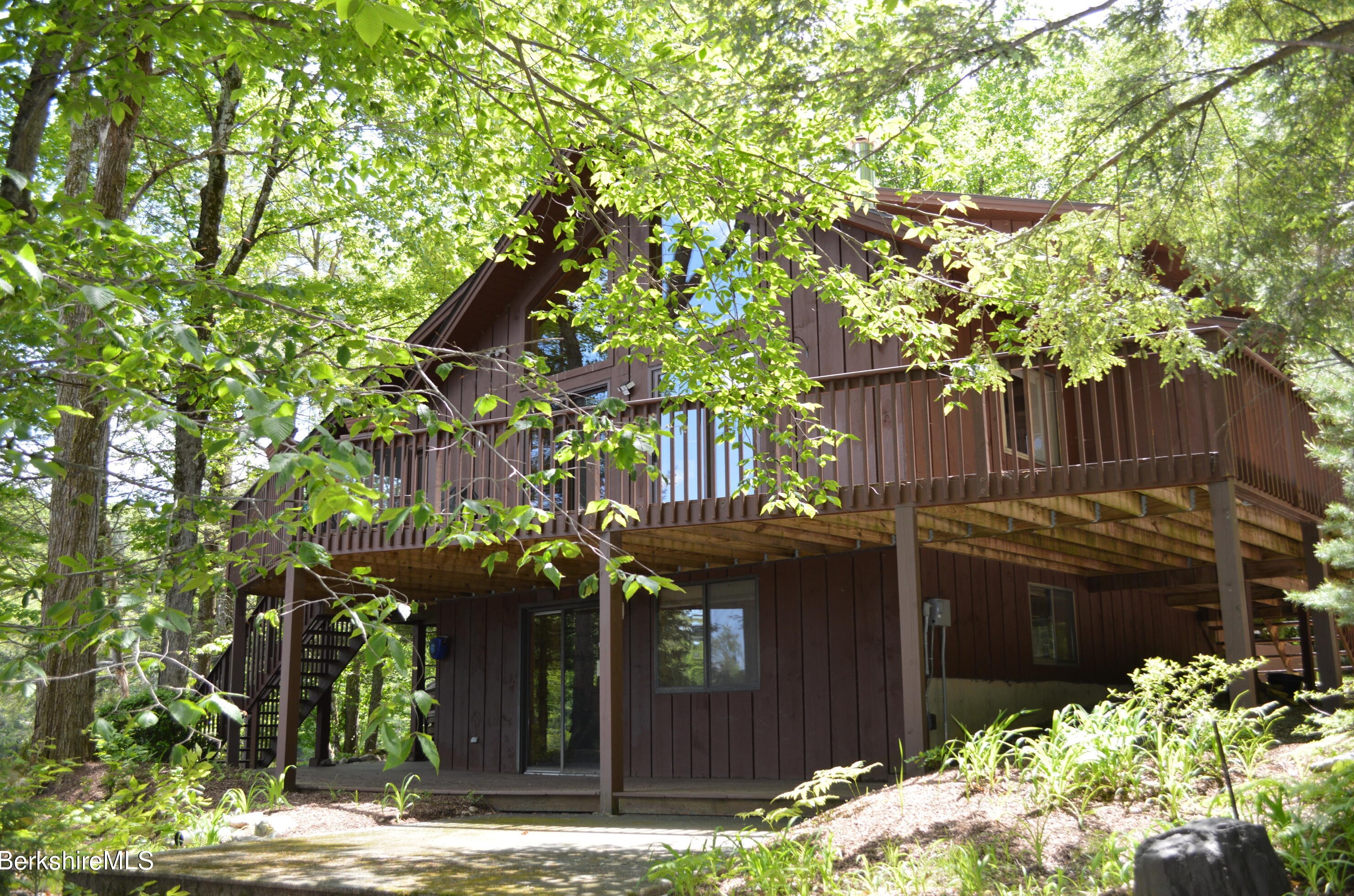 687 Seneca Dr, Becket, MA 01223 exterior