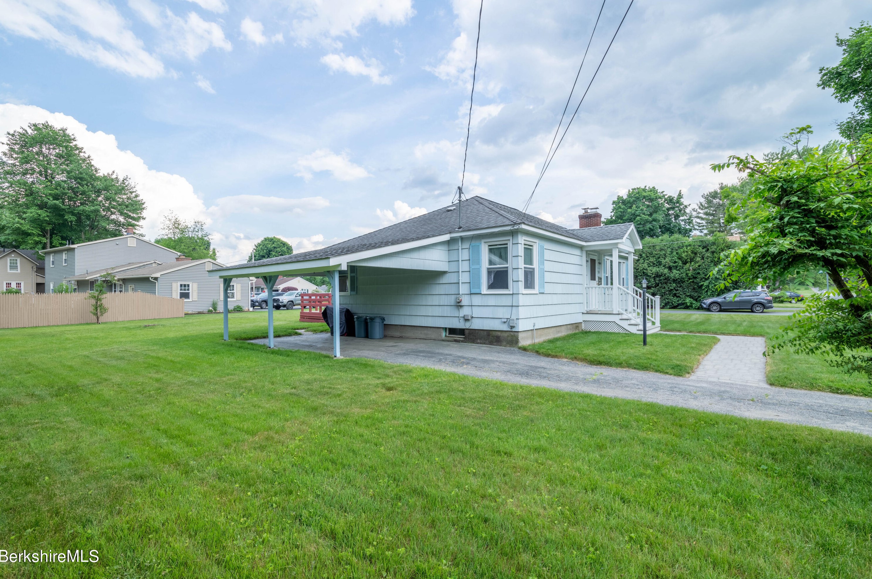 20 Willard Pl, Pittsfield MA 01201-5505 exterior