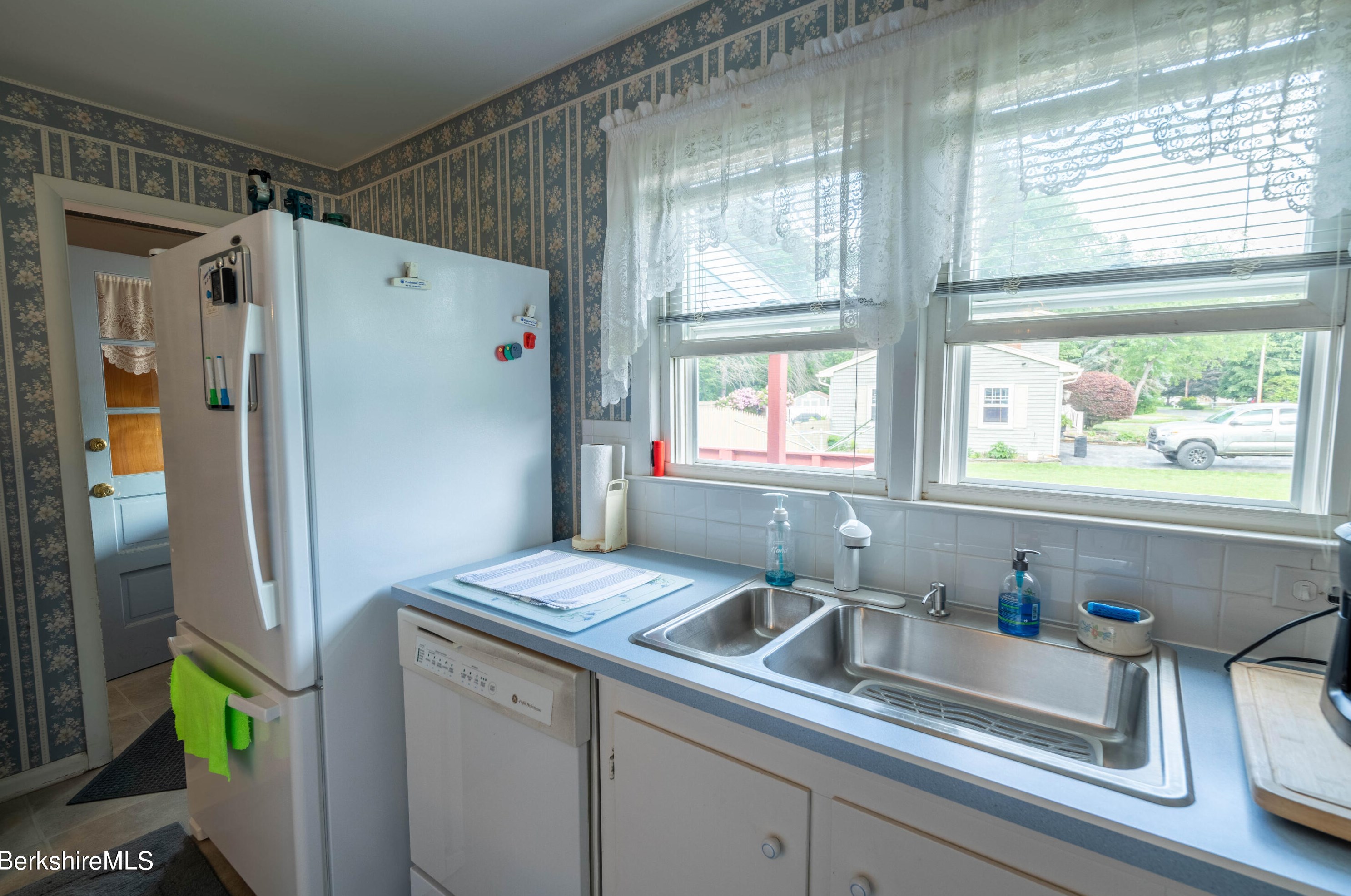 20 Willard Pl, Pittsfield MA 01201-5505 exterior