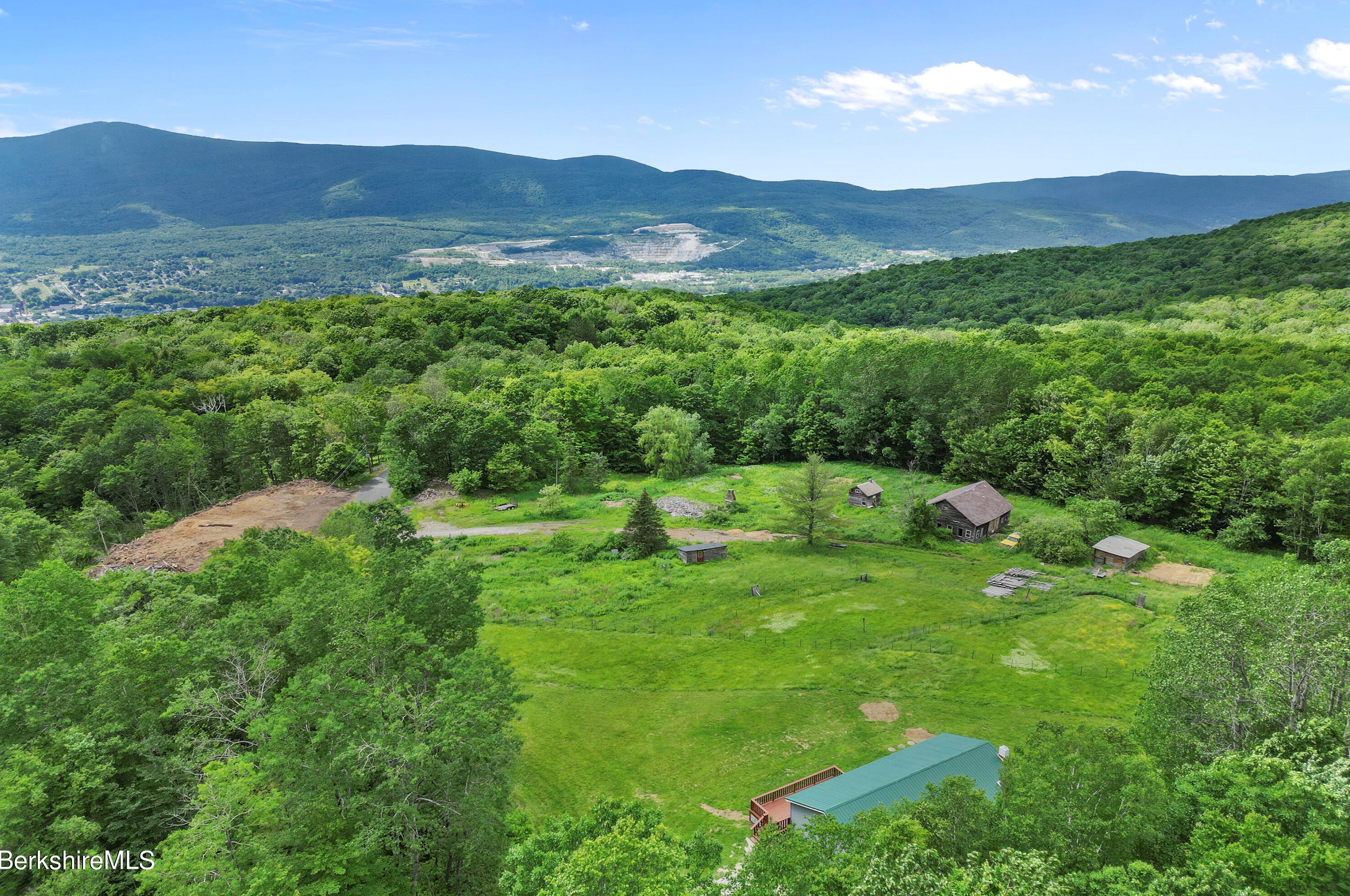 472 Hoosac St, Adams MA  01220-1733 exterior