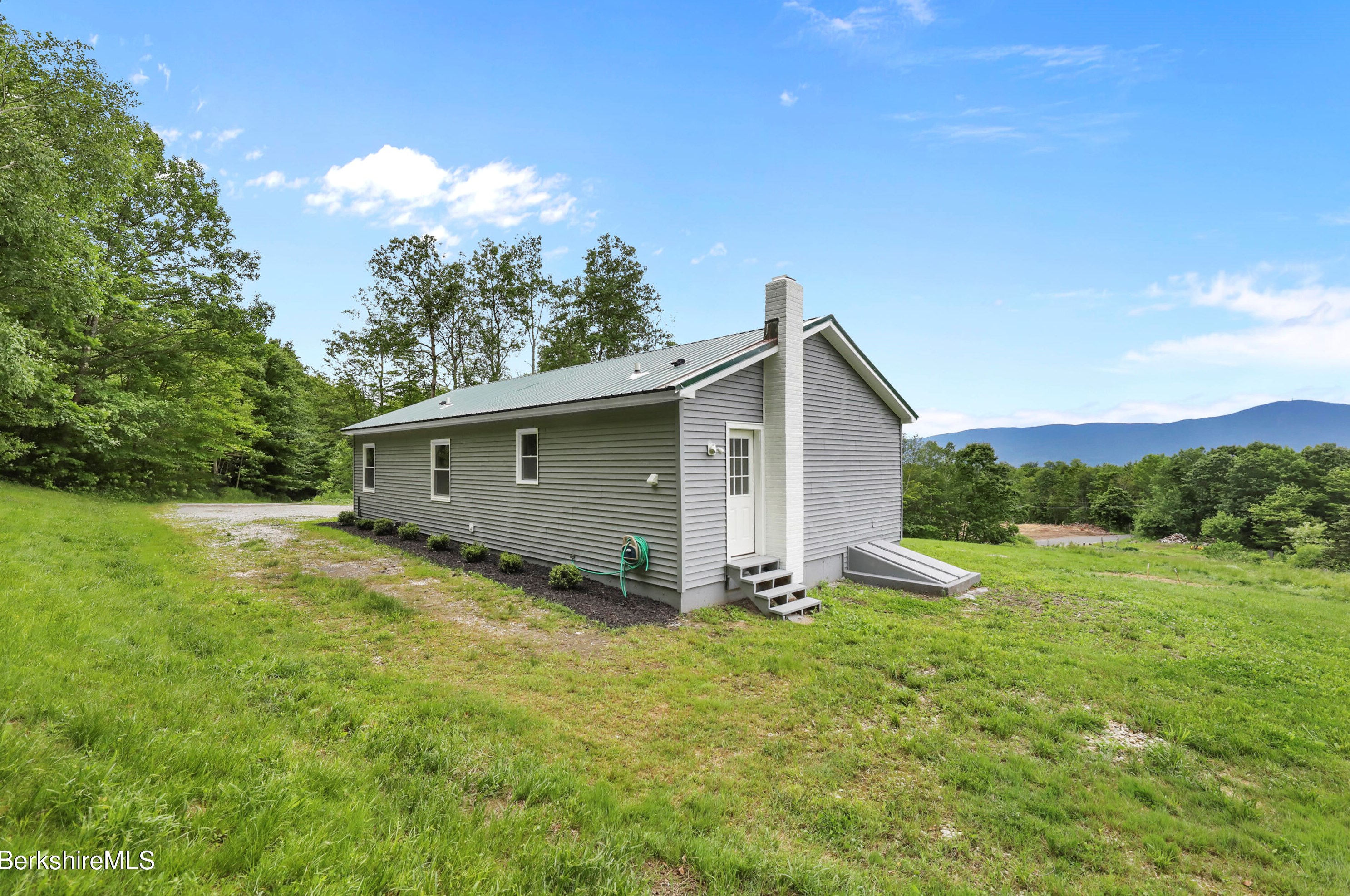 472 Hoosac St, Adams MA  01220-1733 exterior