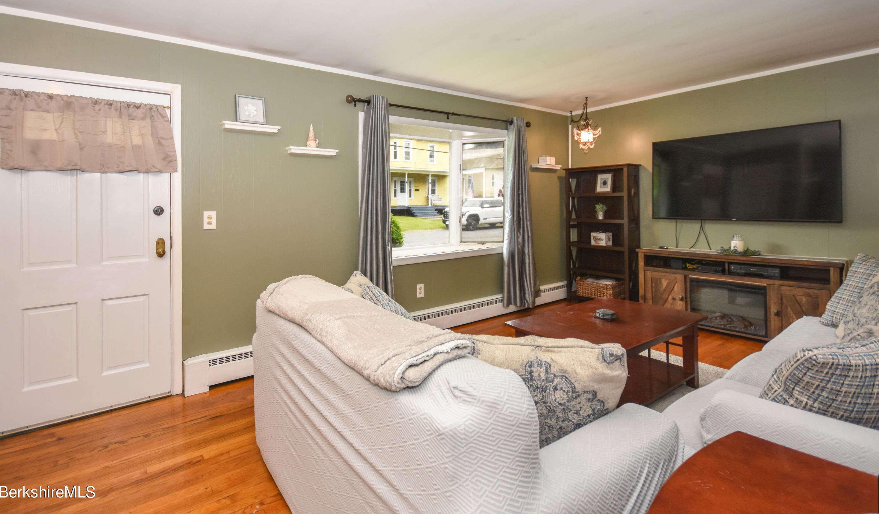 39 Goodrich St, Clarksburg MA 01247-3327 exterior