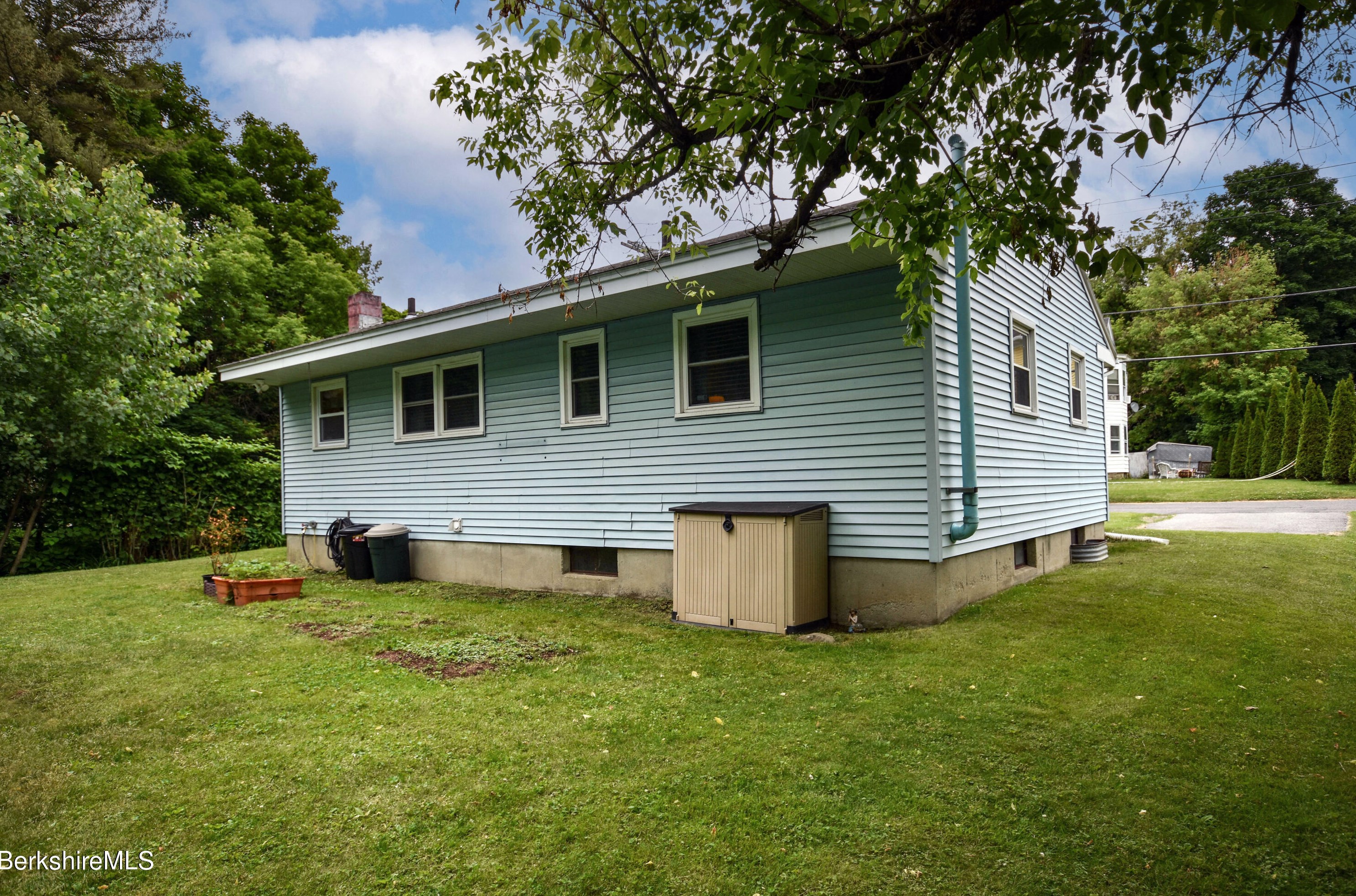 39 Goodrich St, Clarksburg MA 01247-3327 exterior