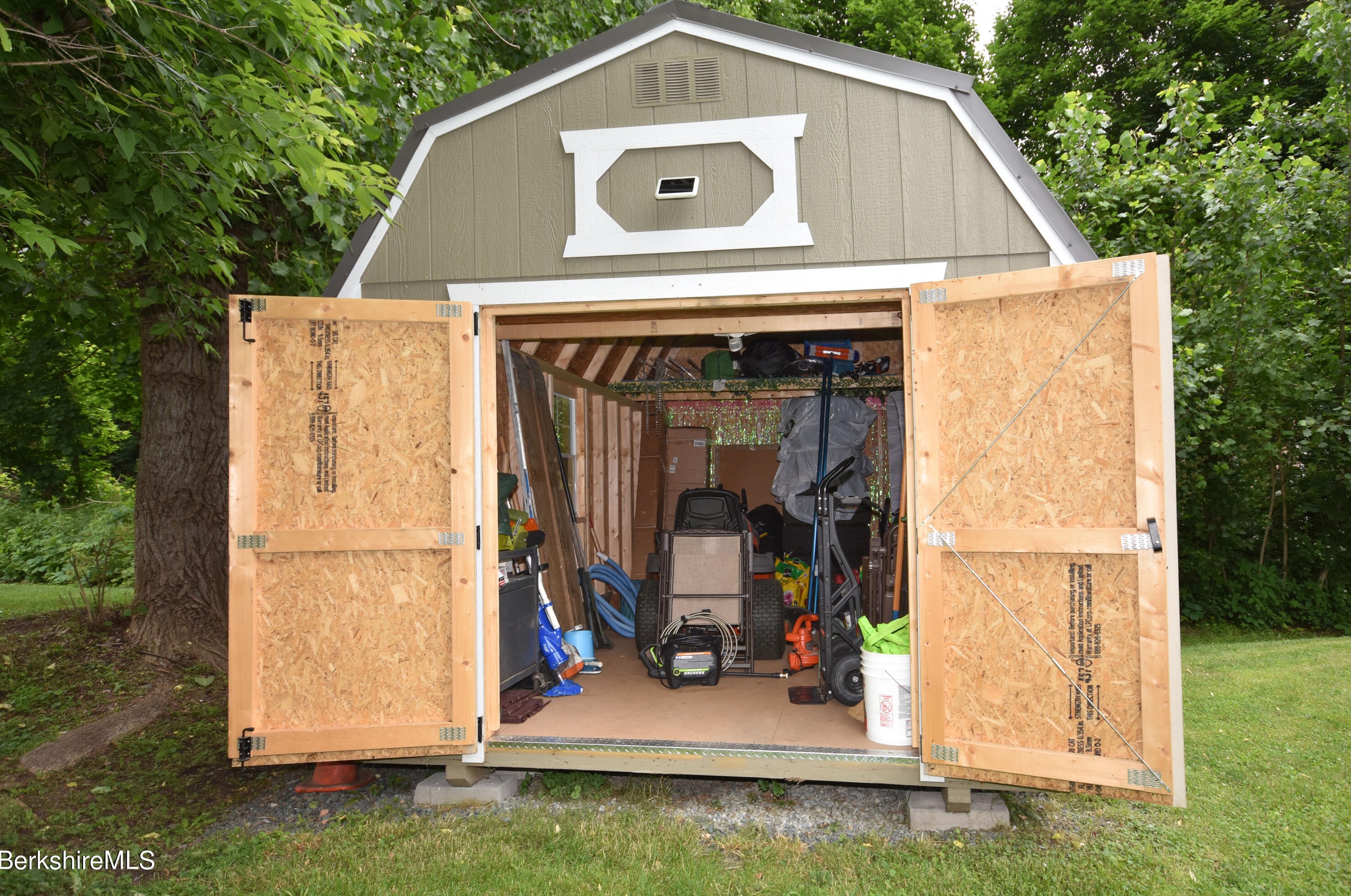 39 Goodrich St, Clarksburg MA 01247-3327 exterior