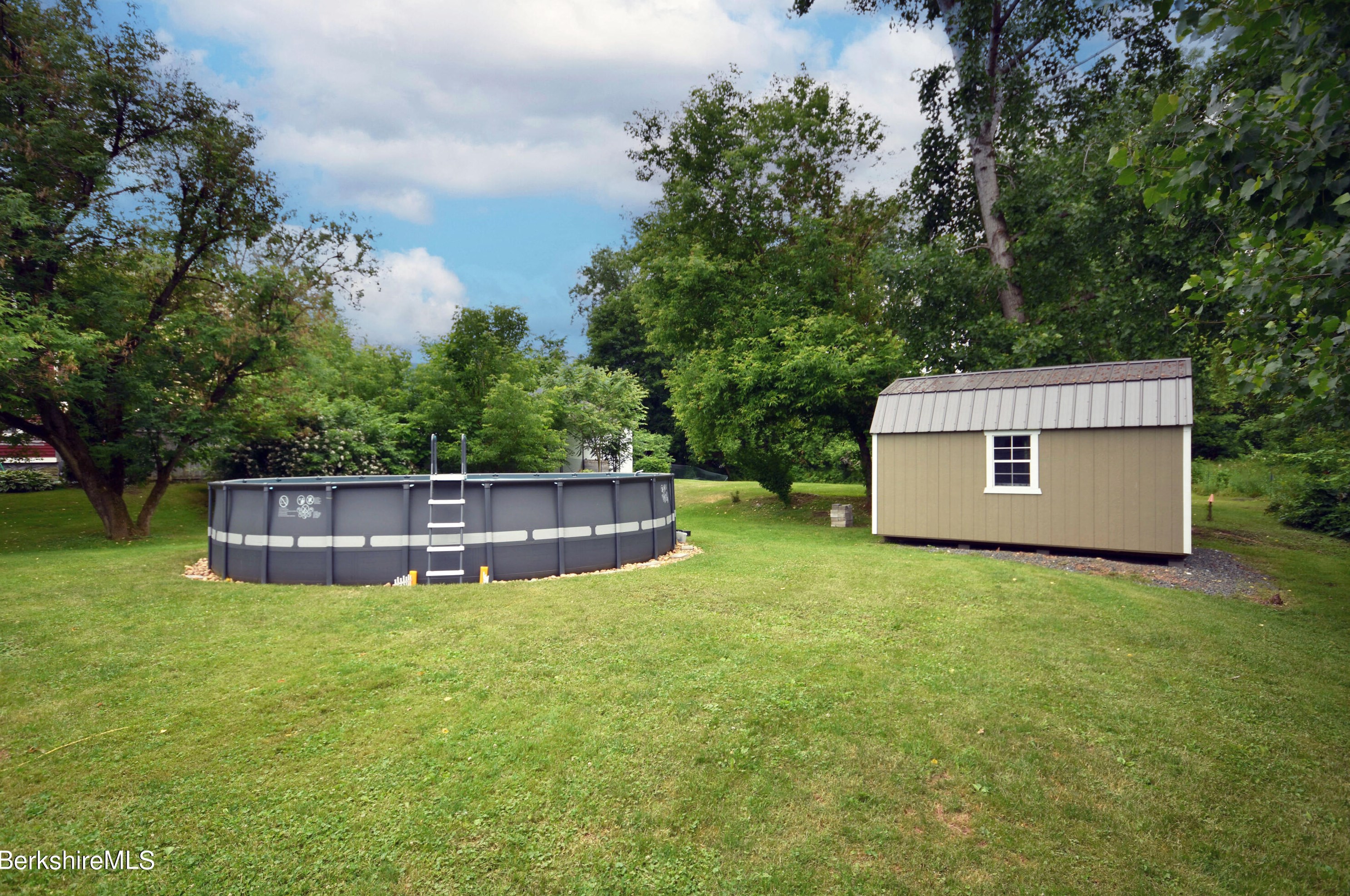 39 Goodrich St, Clarksburg MA 01247-3327 exterior