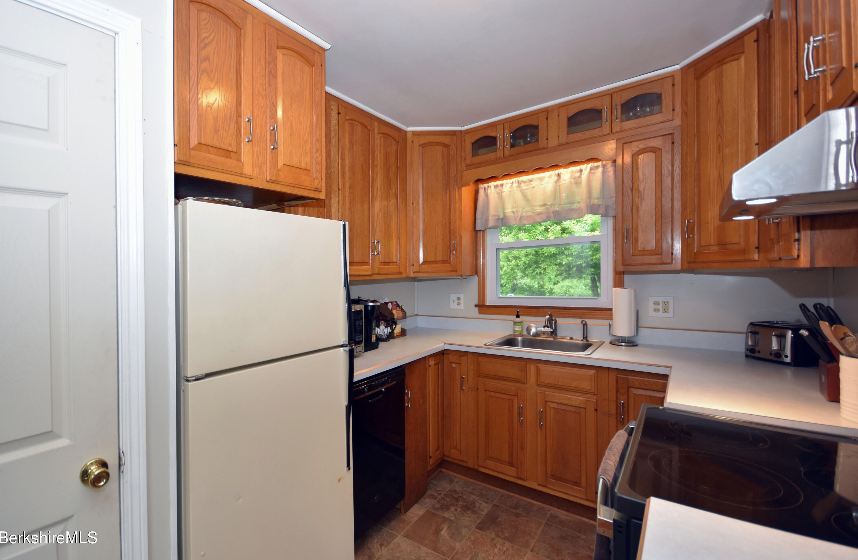 39 Goodrich St, Clarksburg MA 01247-3327 exterior