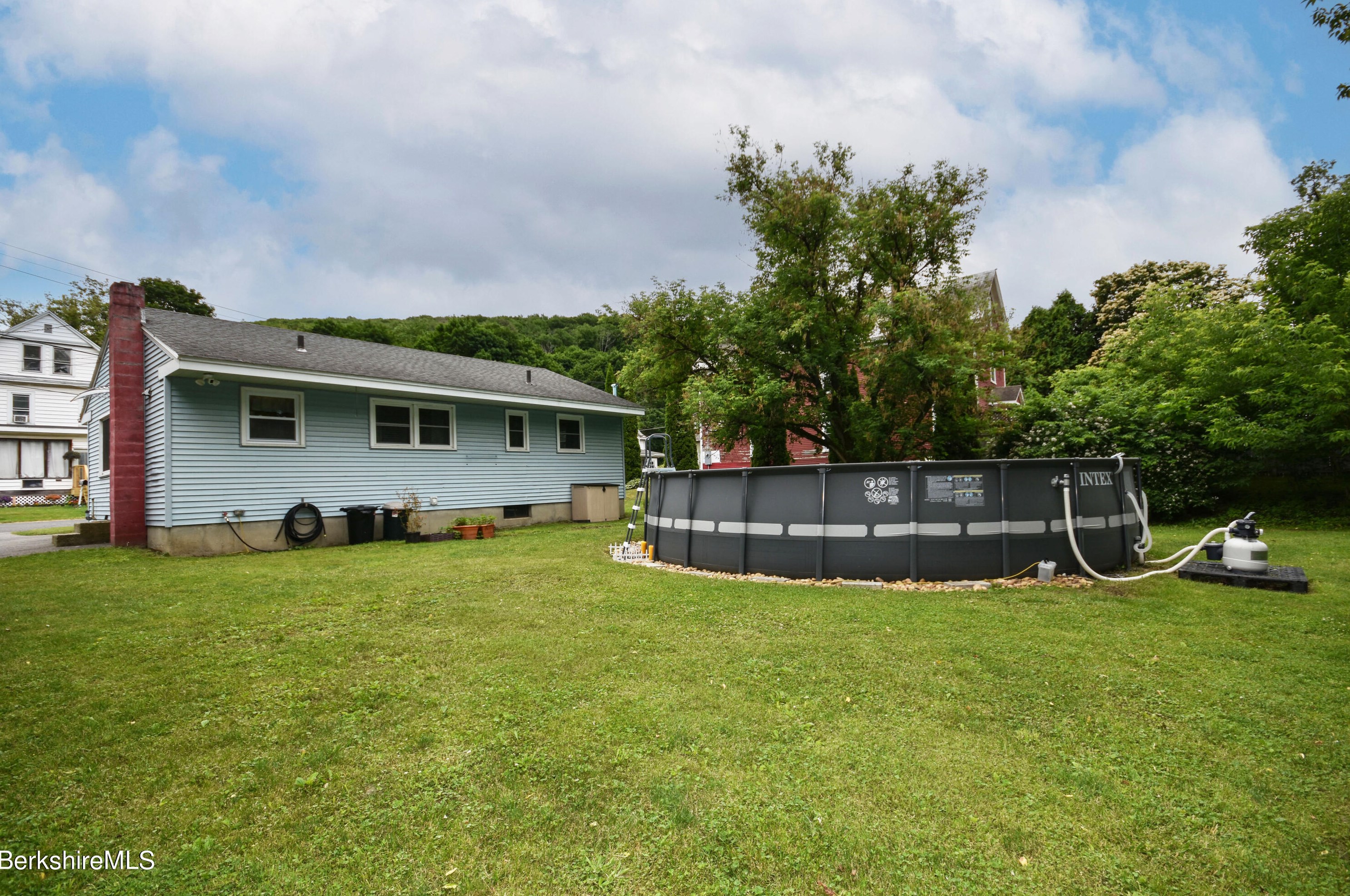 39 Goodrich St, Clarksburg MA 01247-3327 exterior