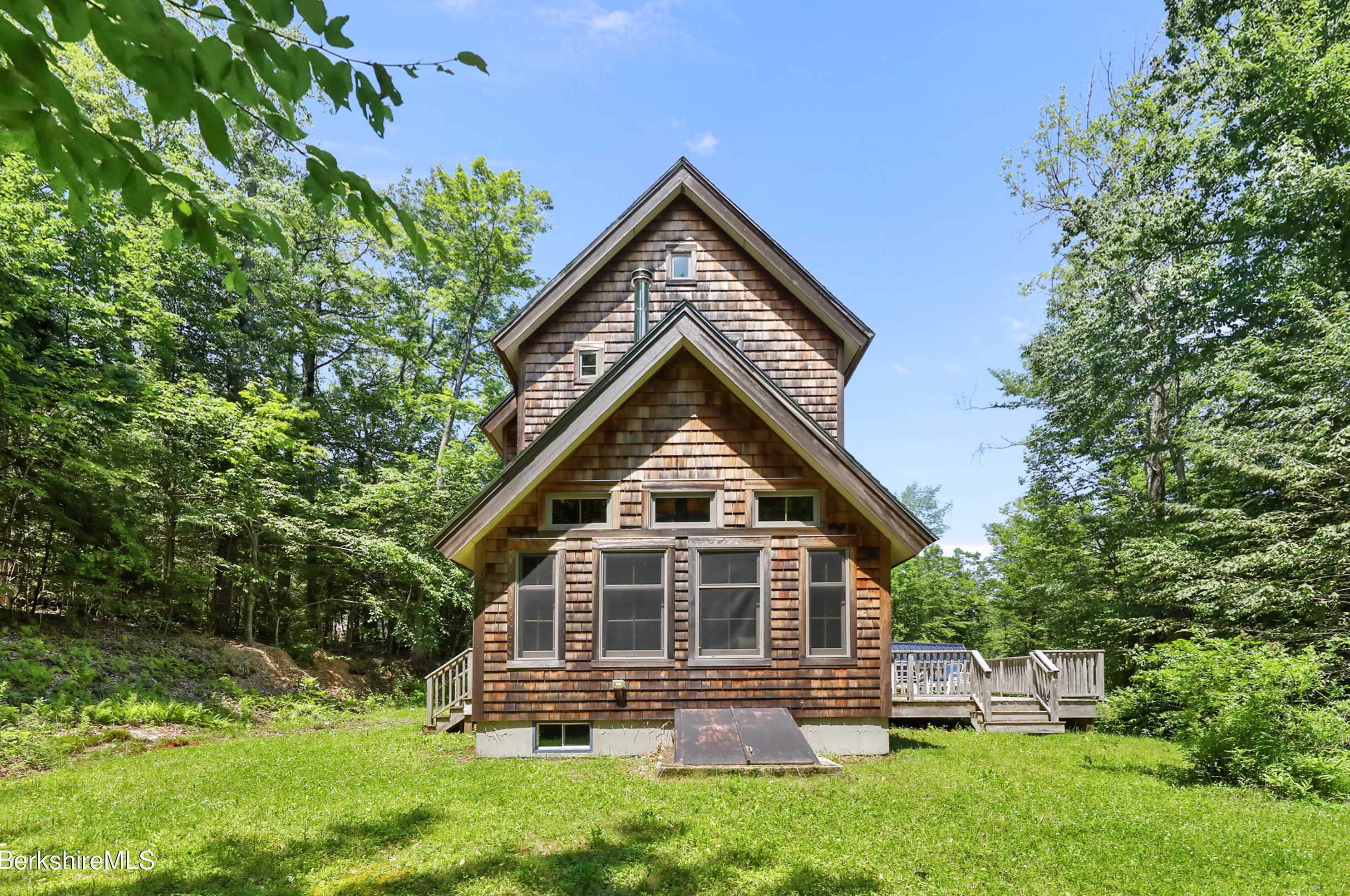 606 Leonhardt Rd, Becket, MA 01223