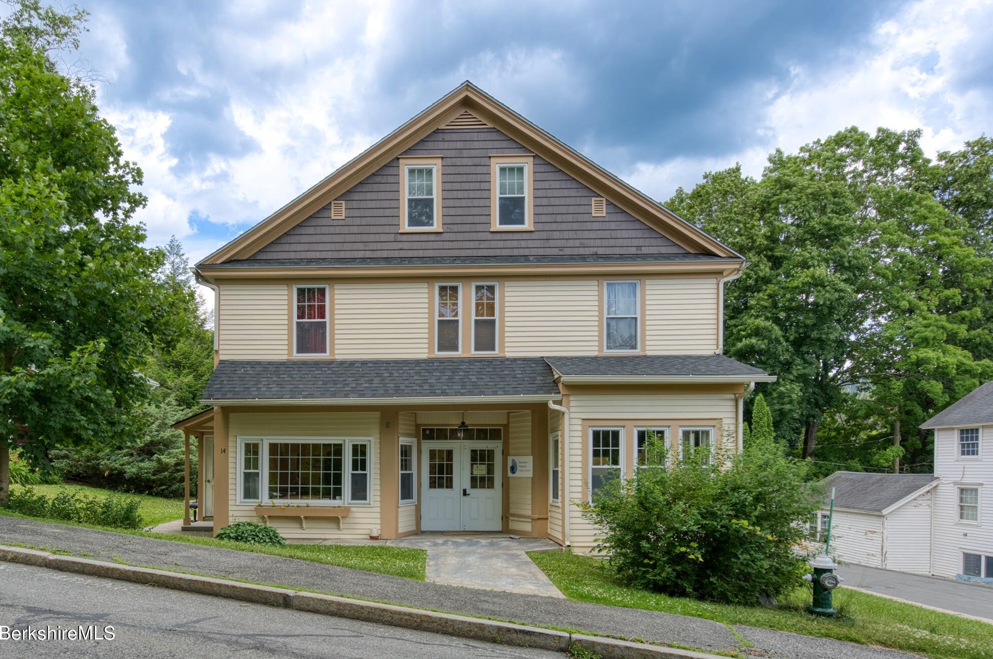 14 Pine St, Stockbridge, MA 01262