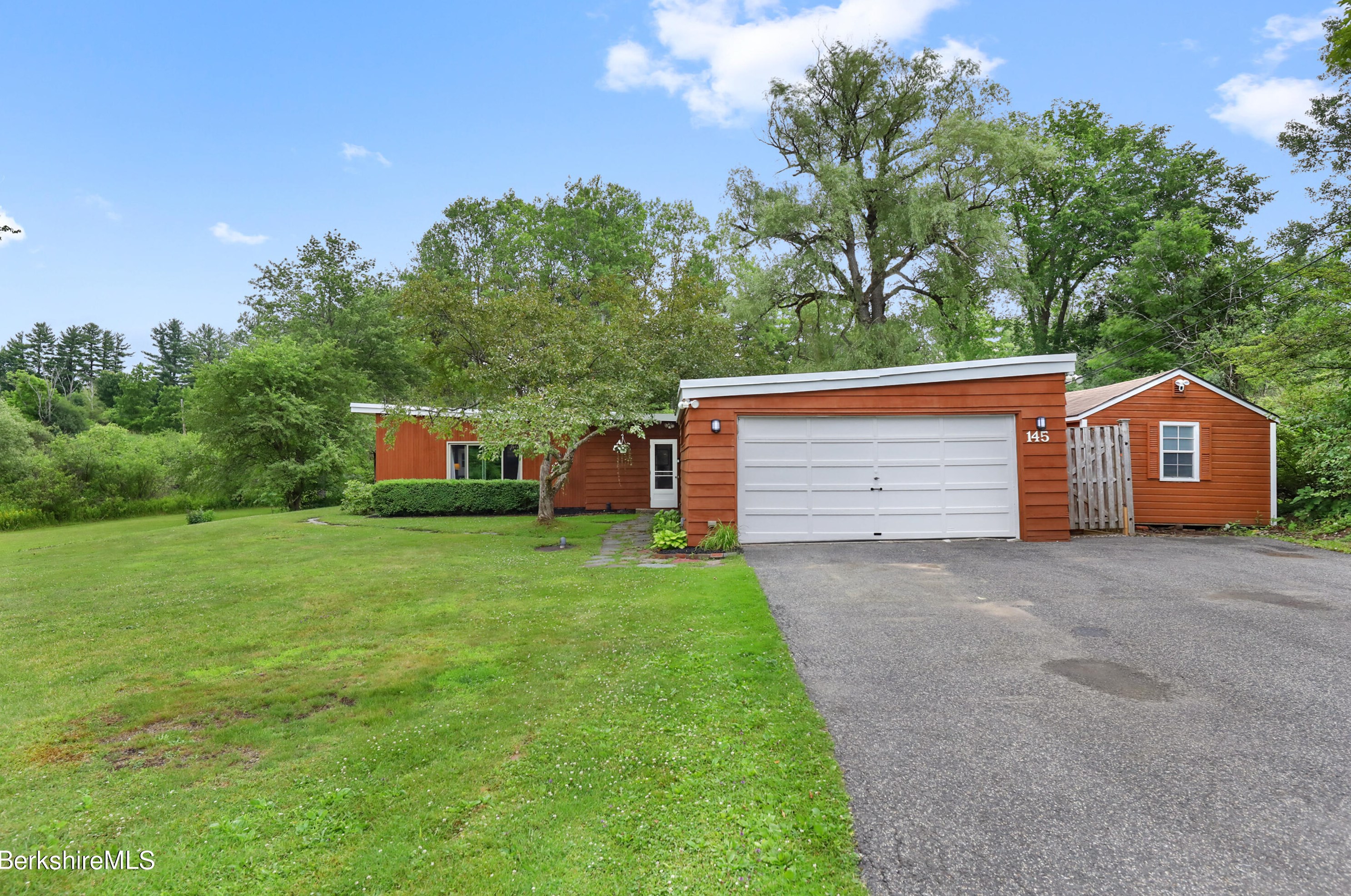 145 E New Lenox Rd, Pittsfield, MA 01201