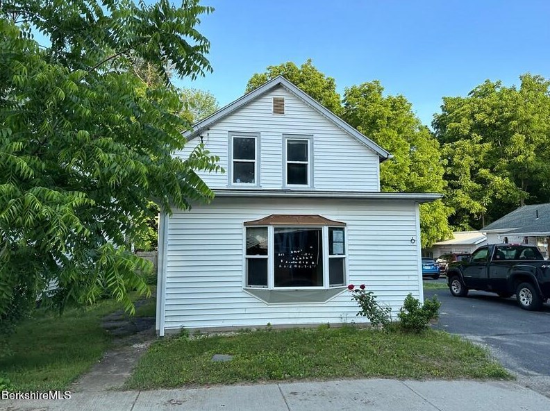 6 Maple St, Montgomery, MA 01050