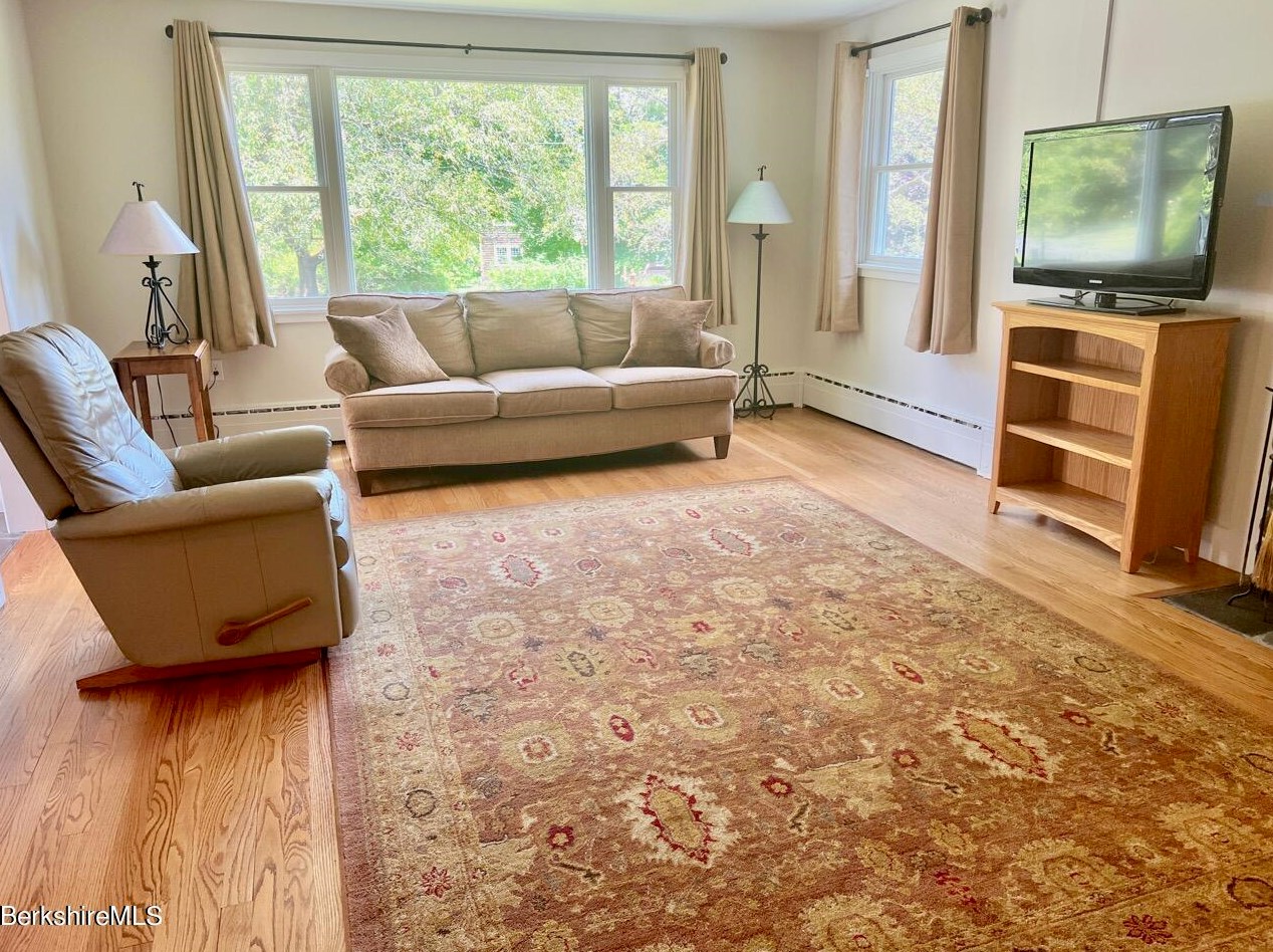 15 Post Rd, Lenox, MA 01240