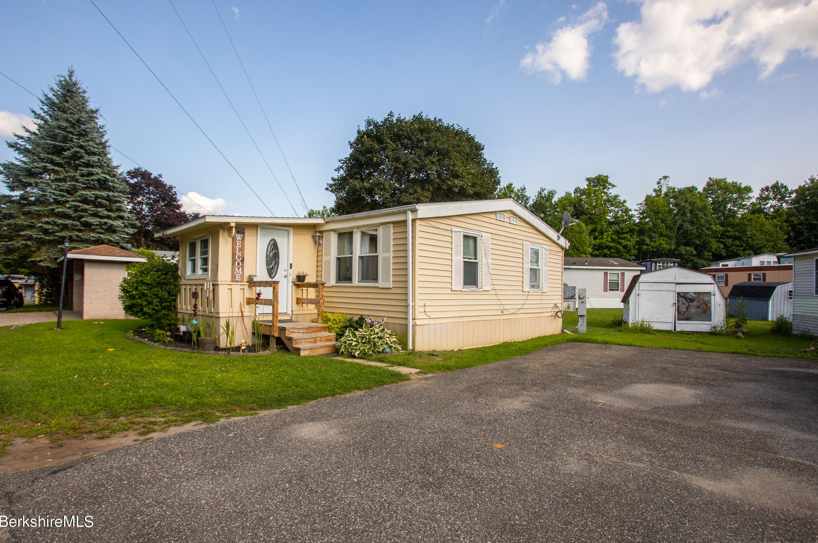 16 Lakewood Dr, Pittsfield, MA 01201