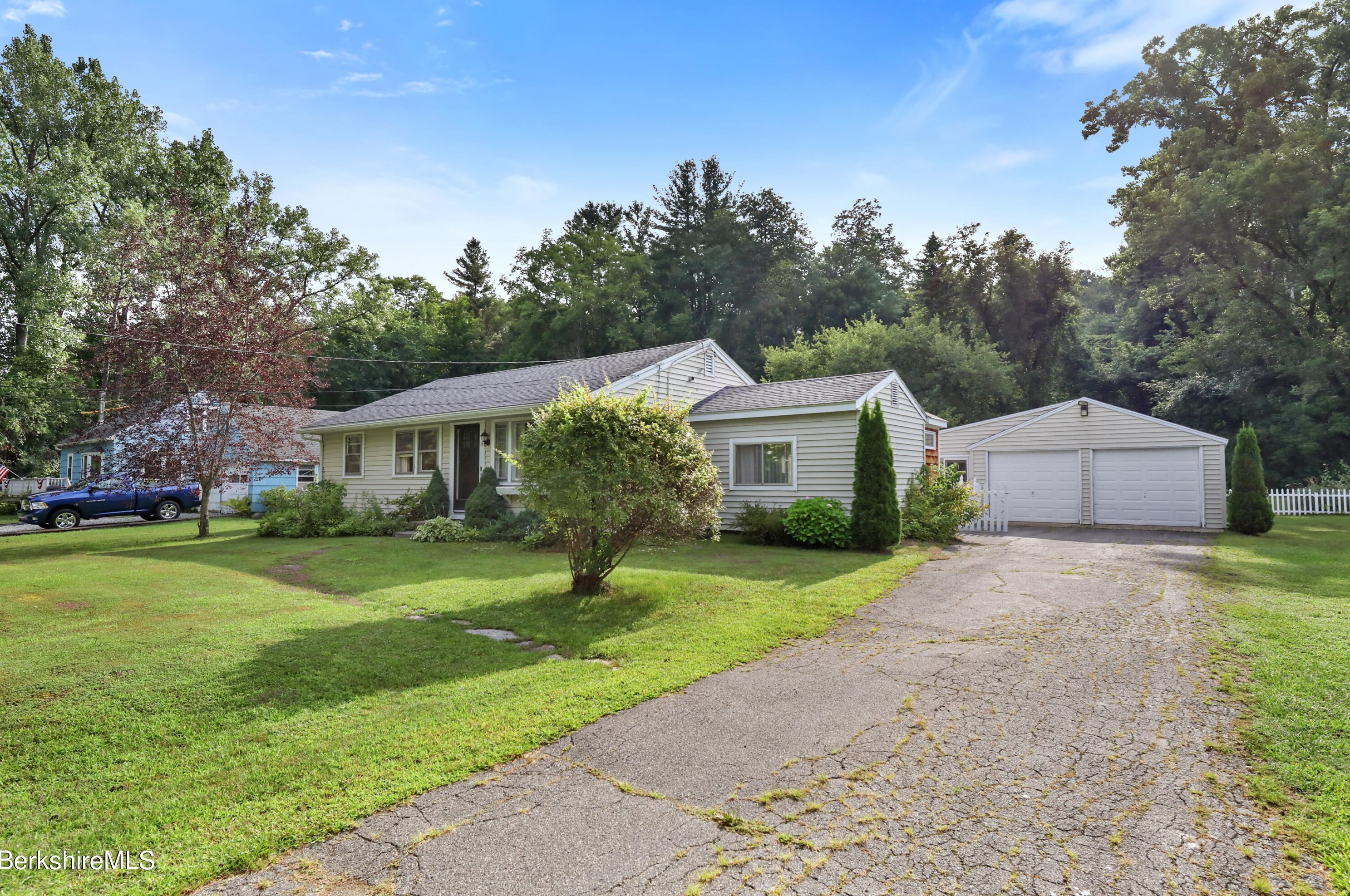 16 E New Lenox Rd, Lenox, MA 01240