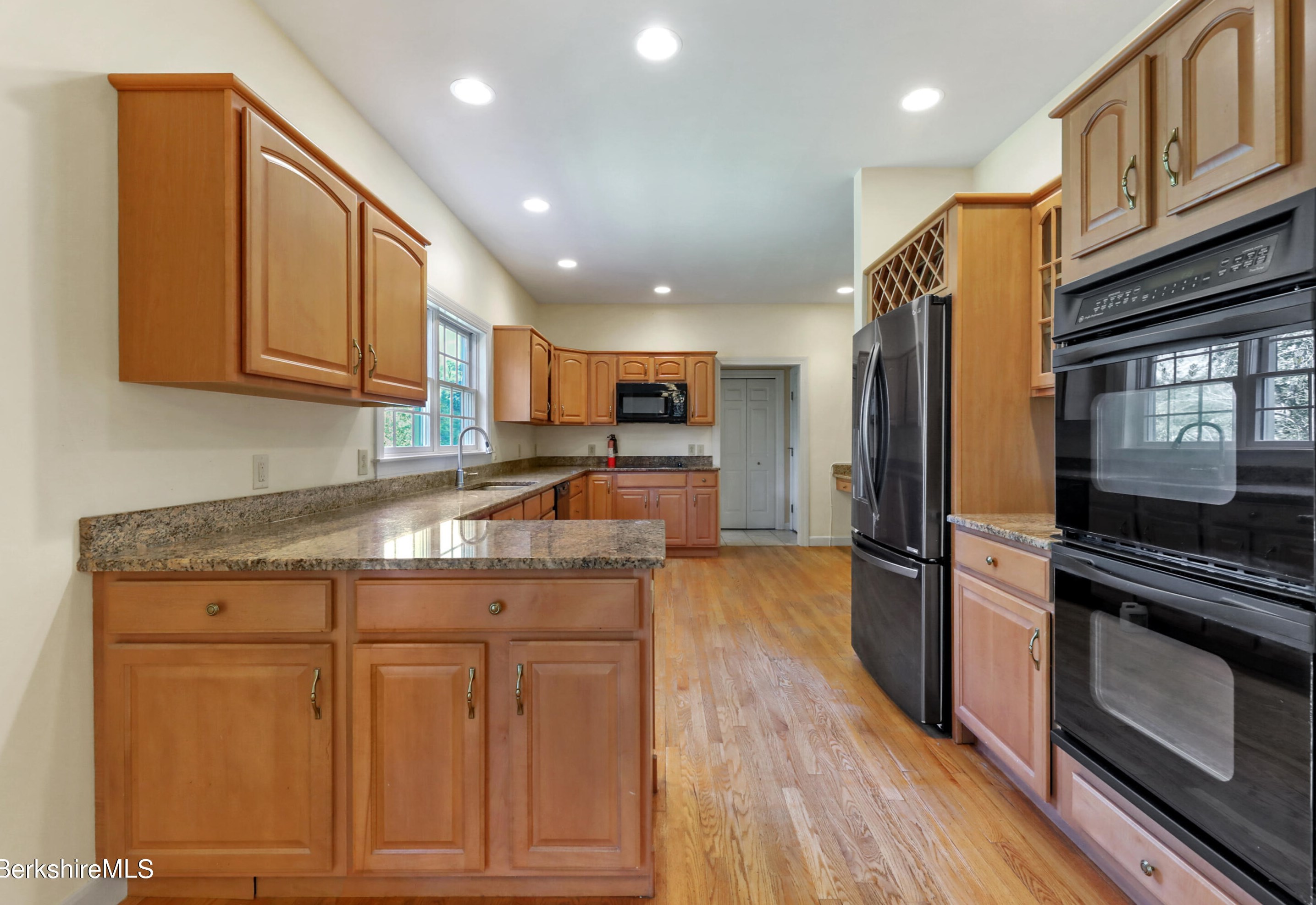 41 Meadow Ridge Dr, Pittsfield, MA 01201 exterior