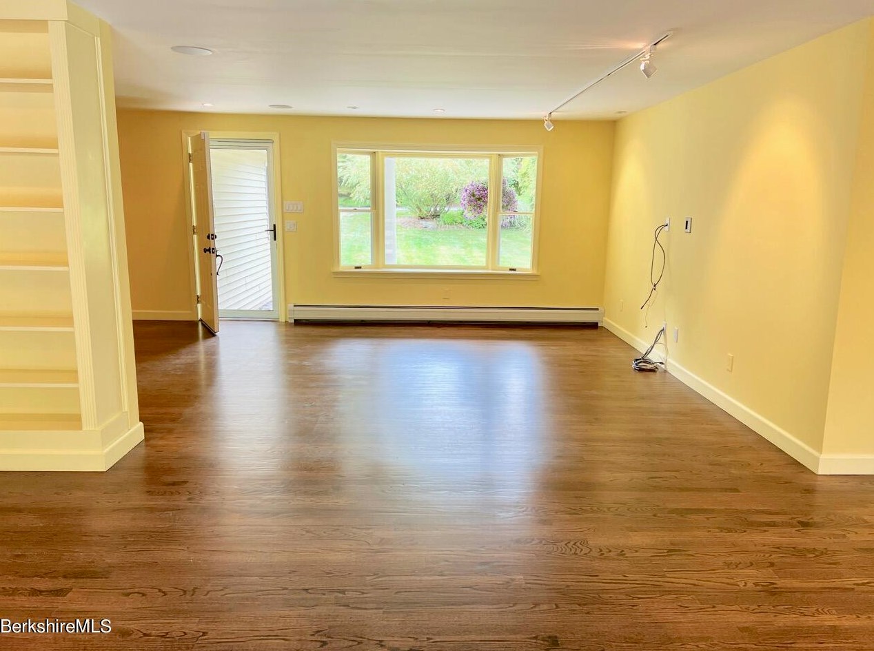 17 Taconic Ave, Lenox MA  01240-2348 exterior