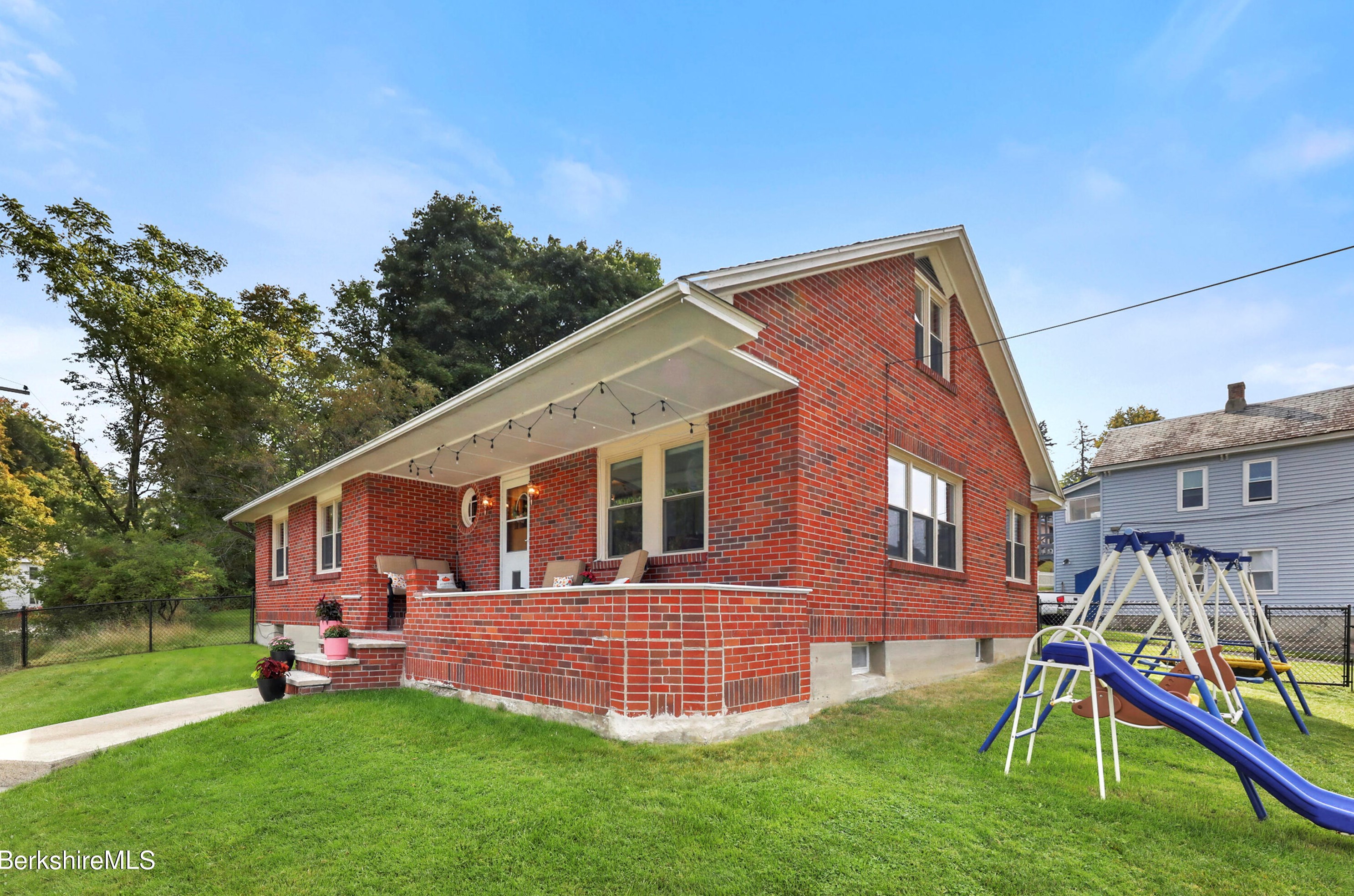 19 Hoosac St, Adams, MA 01220-1729